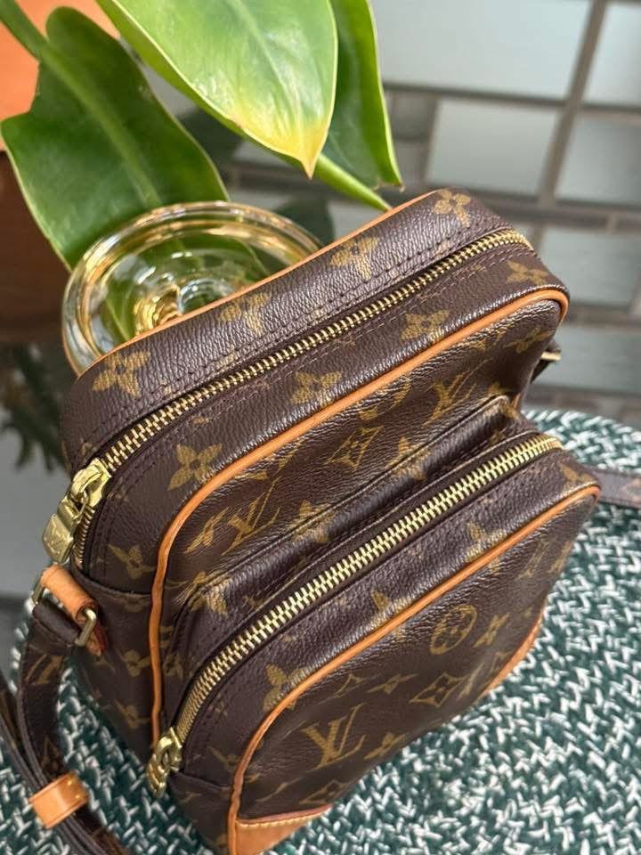 Amazon PM Crossbody 🗓️ Year: 2000