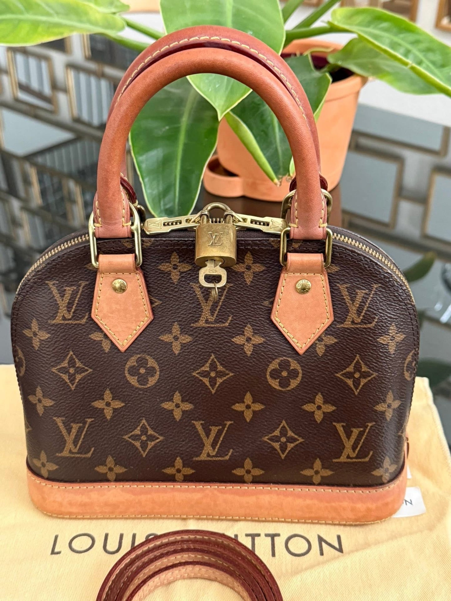 Alma BB in Monogram with Lock 🔐 key, Original Strap, Insert Organizer, Box,Dustbag and Paper bag 🗓️ Year: 2020