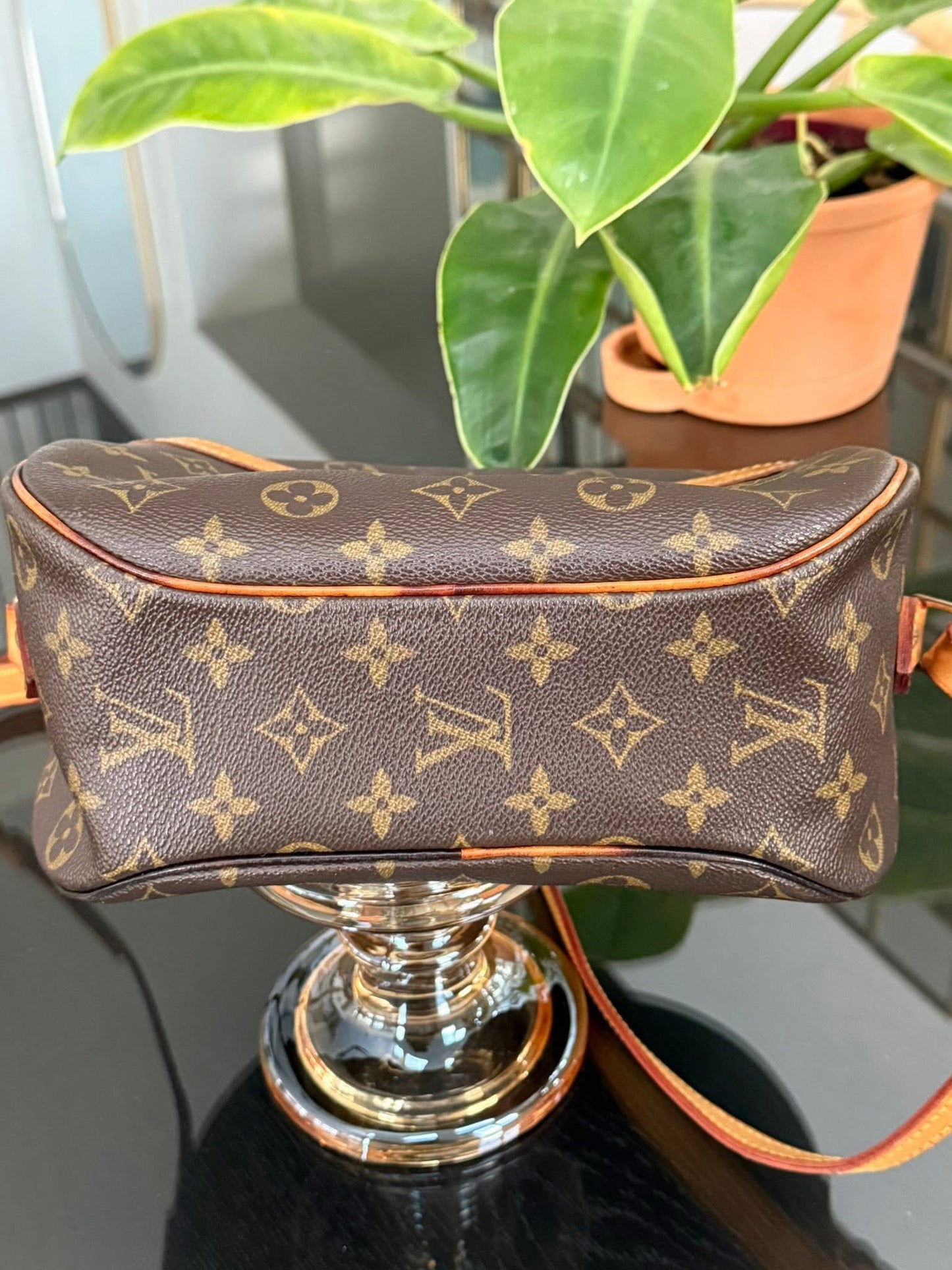 Blois Crossbody -🗓️ Year: 1994