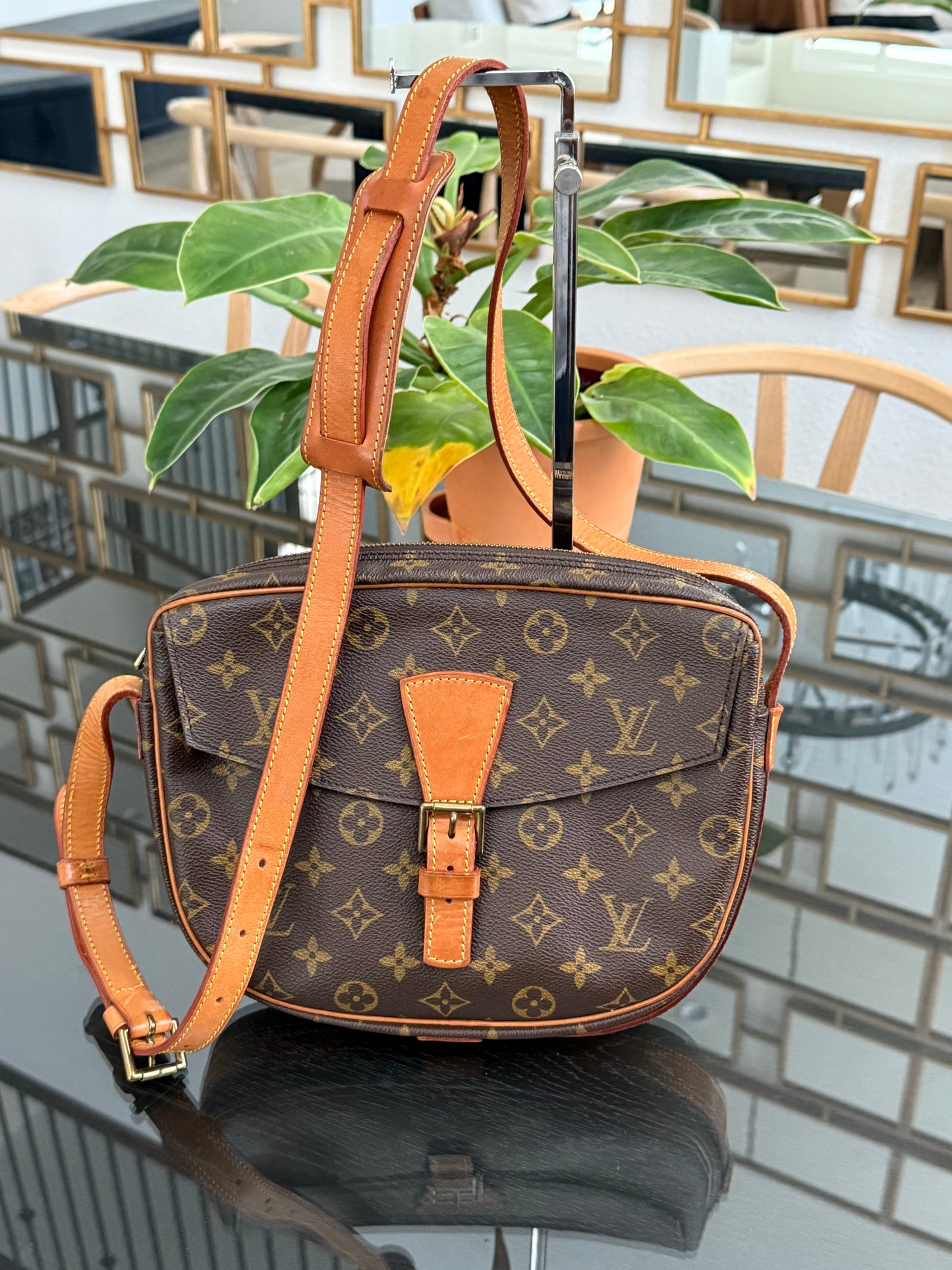 Jeaunefille GM Crossbody 📅 Year: 1989