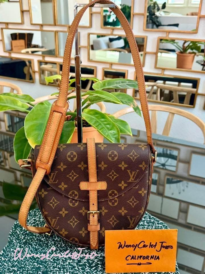 Chantilly MM Crossbody Bag 🌺 📅 Year: 1995