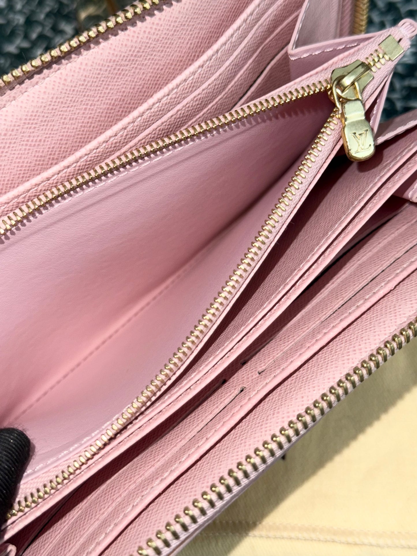 Zippy Long Wallet Azur in Rose Ballerine with Dustbag 🗓️ Year: 2018