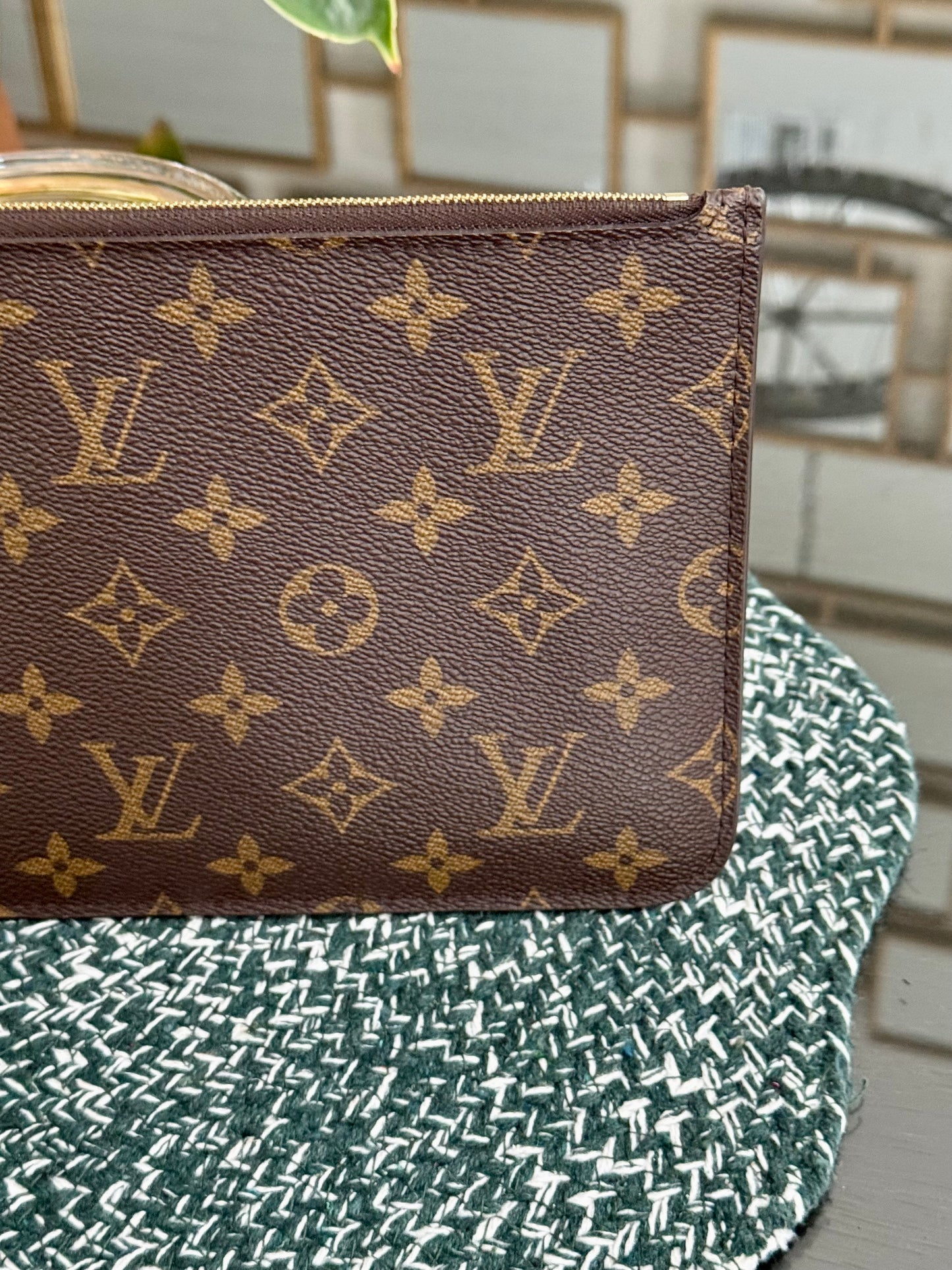 Neverfull MM/ GM Pouch with Wriststrap 🗓️ Year: 2020