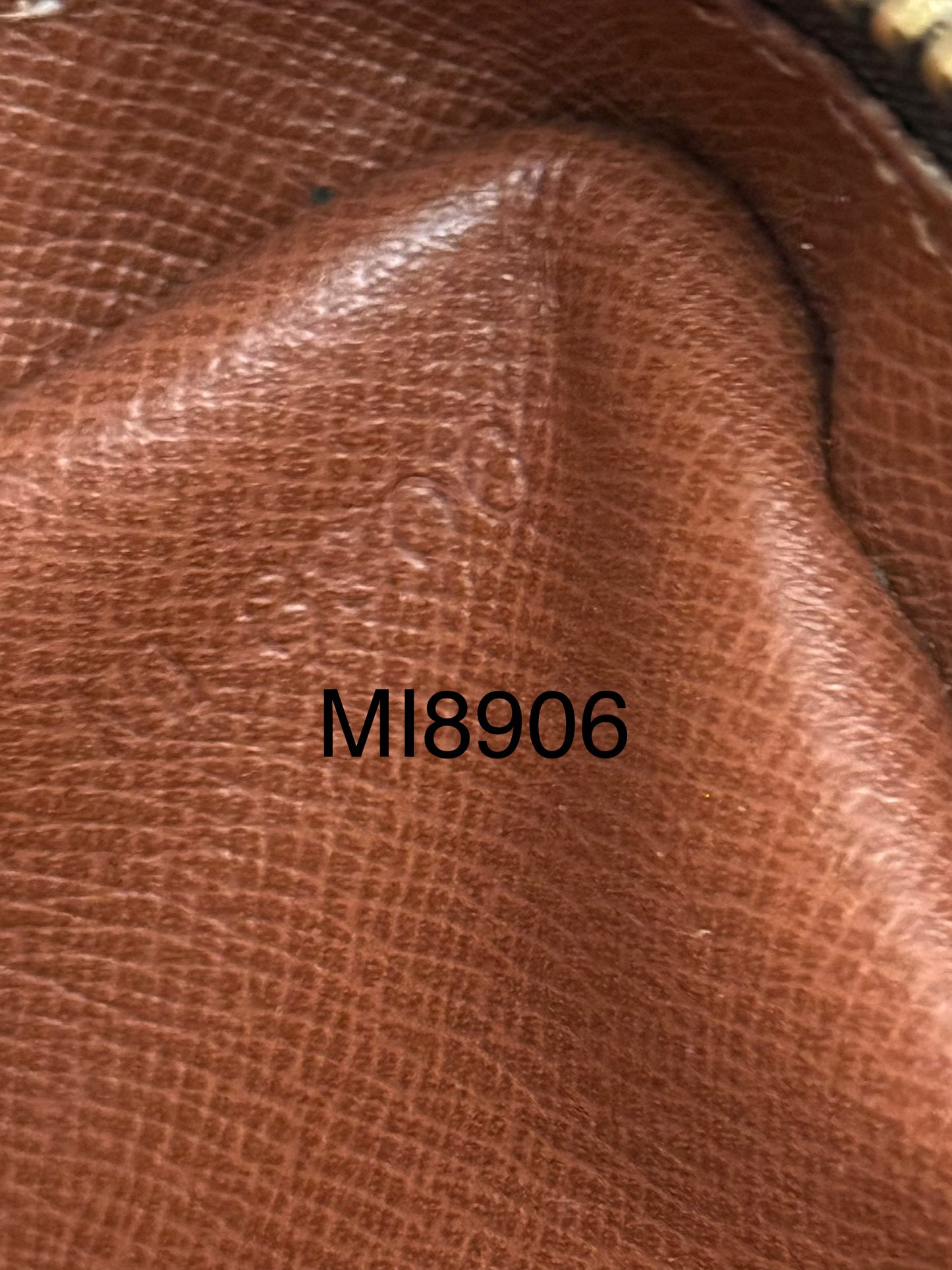 Jeaunefille GM Crossbody 📅 Year: 1989