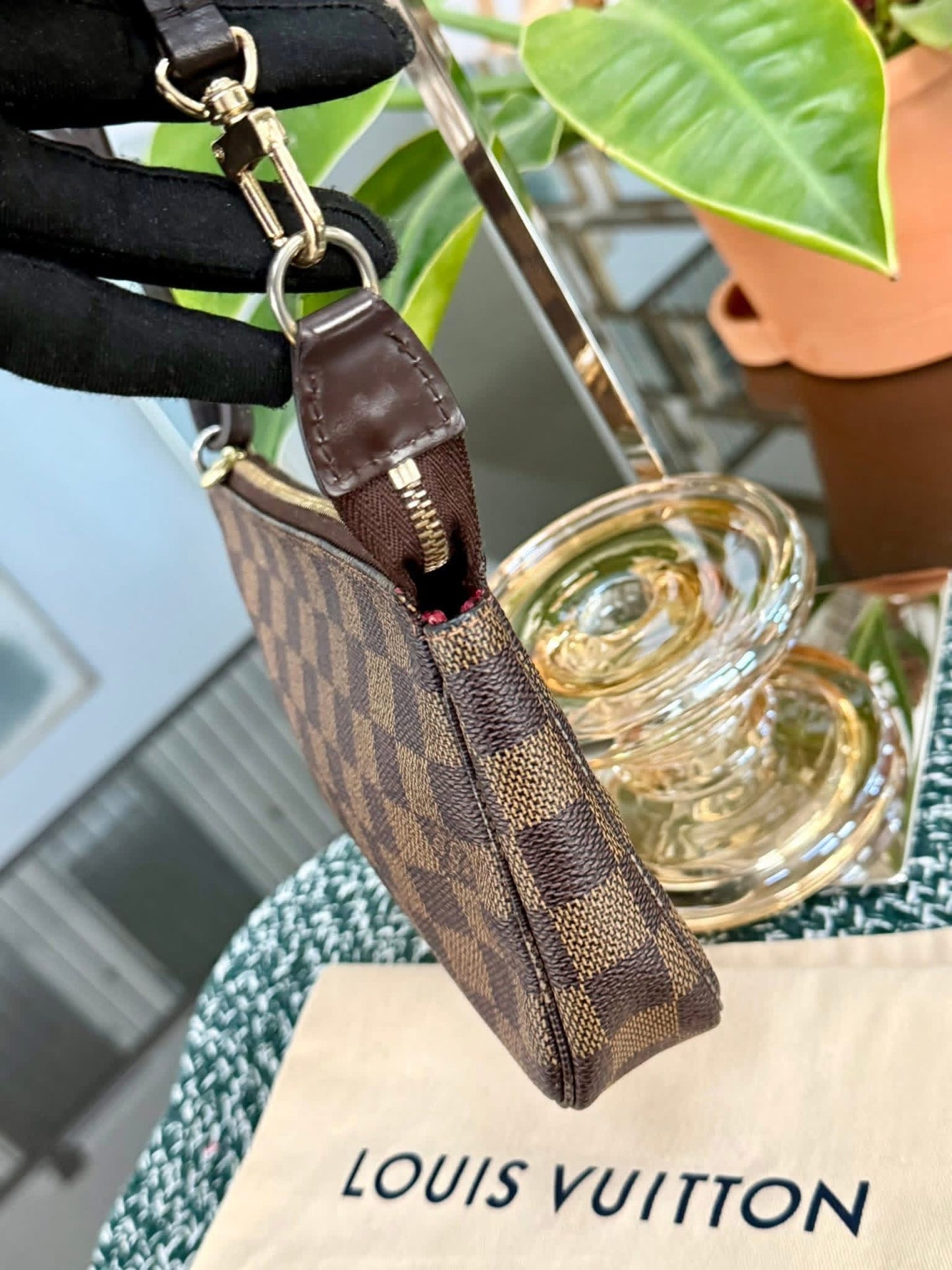 Pochette Accessories in DE with Non branded Strap 📅 Year: 2007