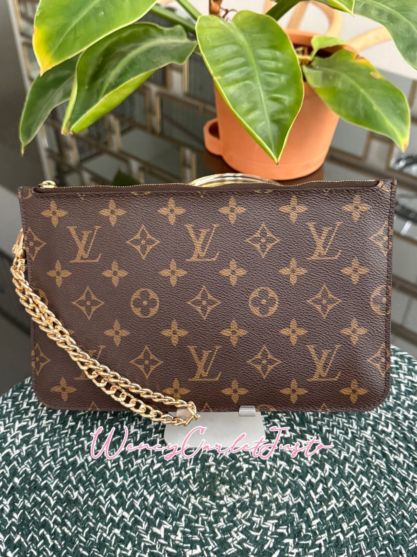Neverfull MM/ GM Pouch with Non branded Wriststrap 🗓️ Year: 2018