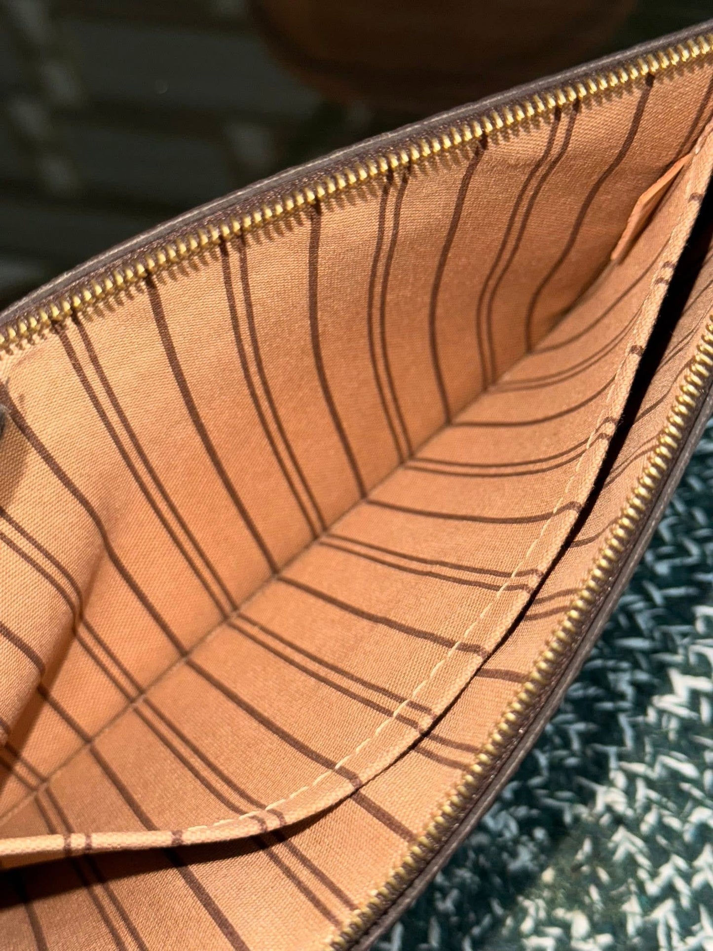 Neverfull MM/GM Pouch with Wriststrap 🗓️ Year: 2021