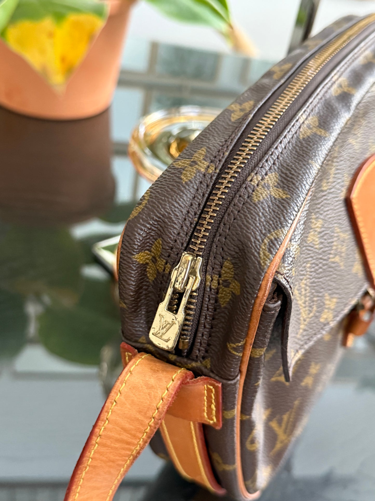 Jeaunefille GM Crossbody 📅 Year: 1989