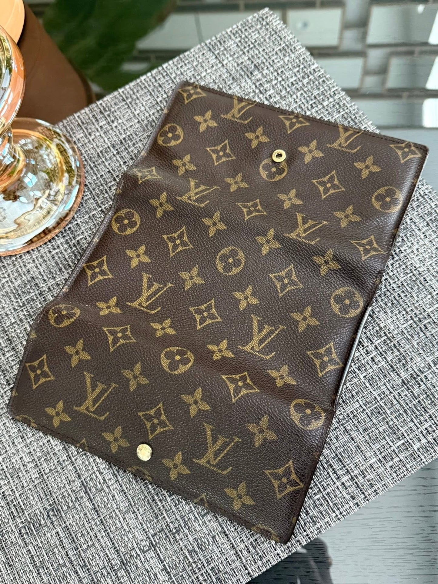 International Wallet in Monogram 🗓️ Year: 2003