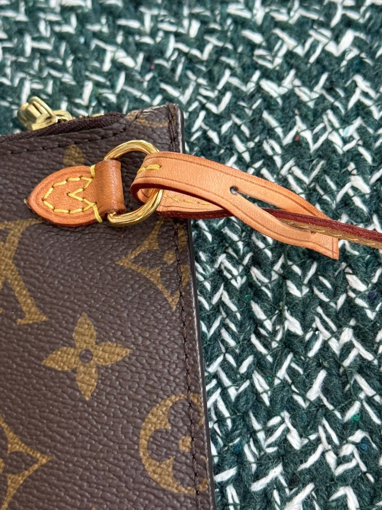 Neverfull MM/GM Pouch with Wriststrap 🗓️ Year: 2021