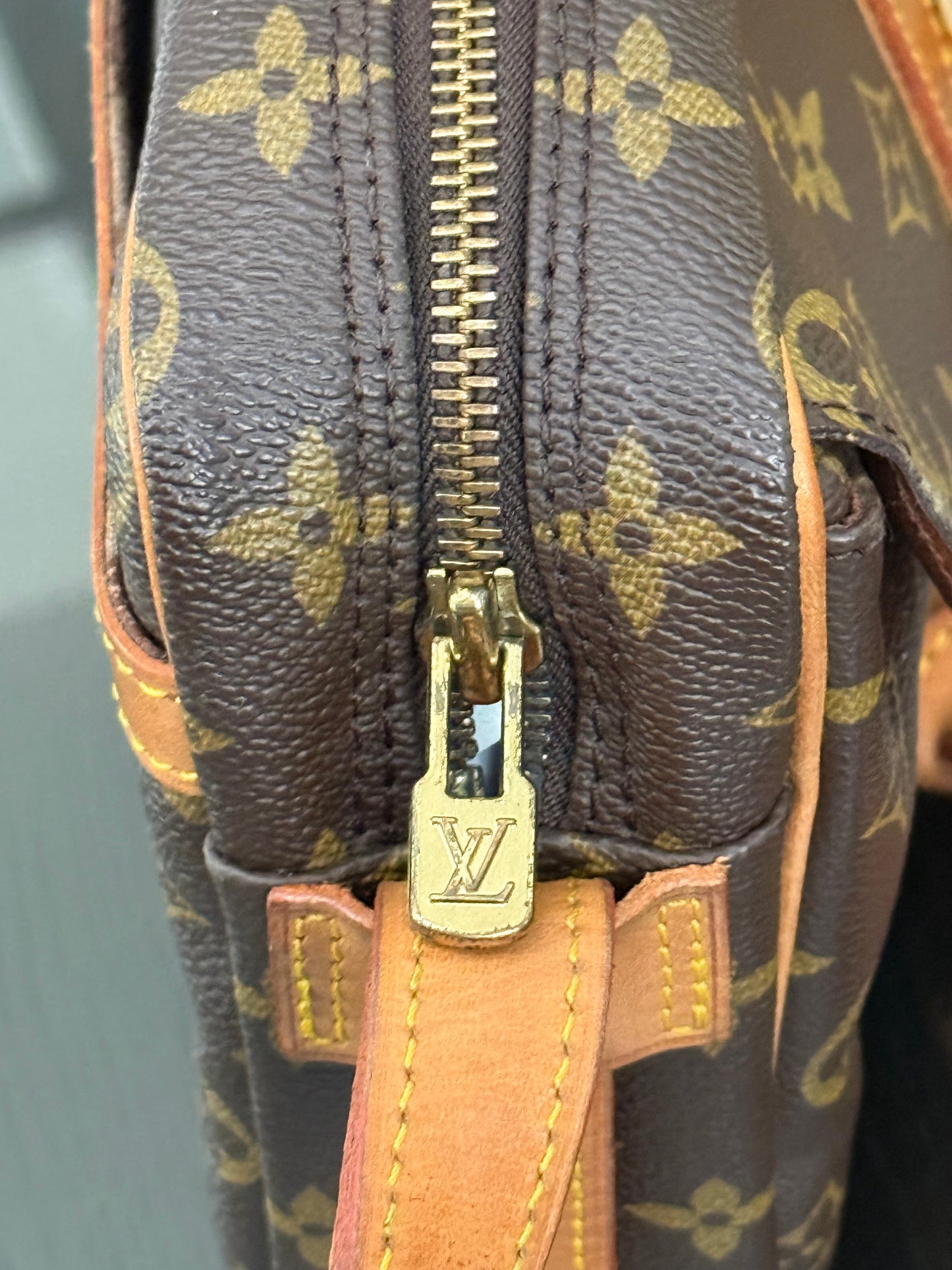 Jeaunefille GM Crossbody - 📅 Year: 1988