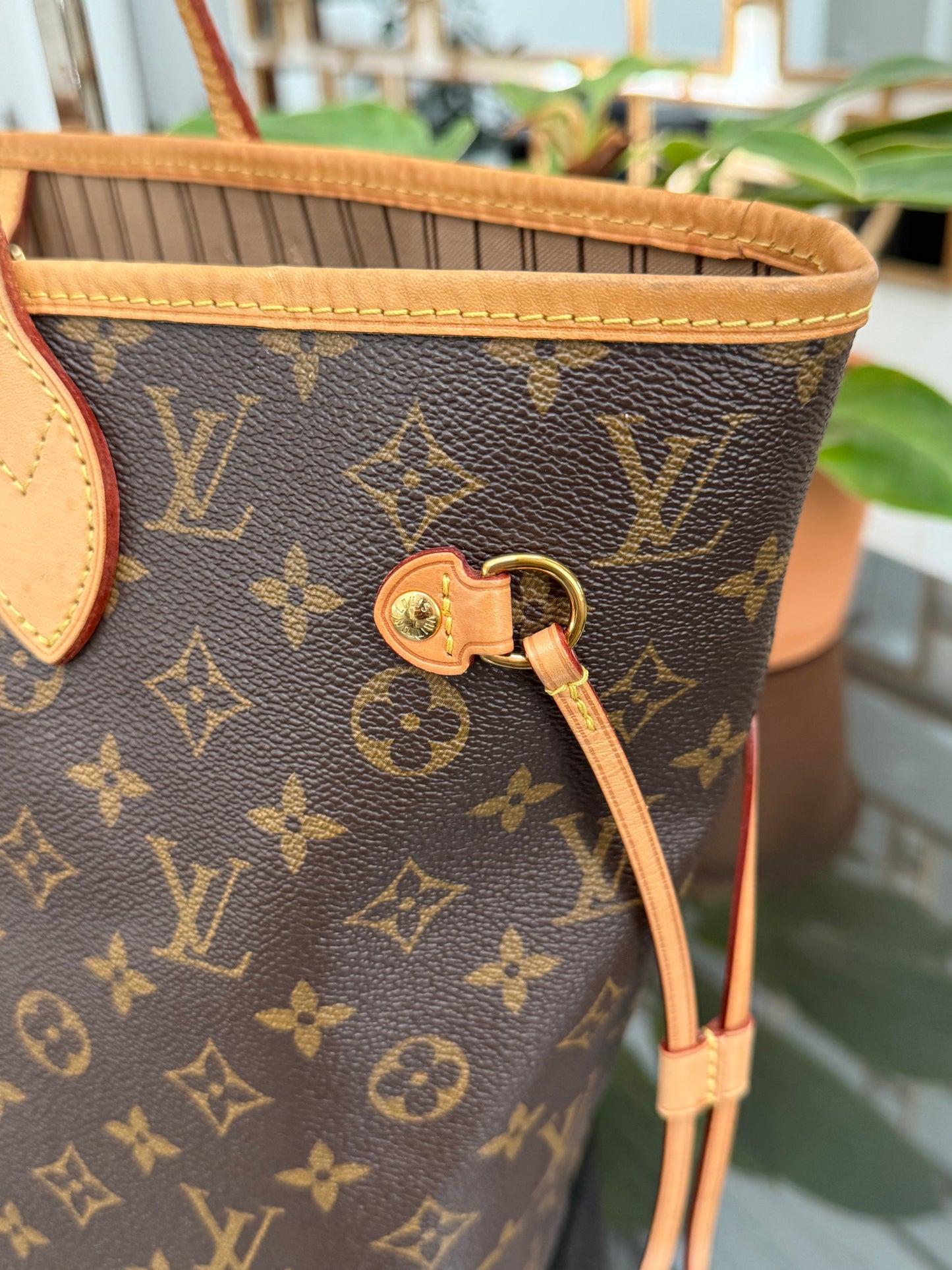 Neverfull MM in Monogram with Dustbag and Insert Organizer 📅 Year: 2017