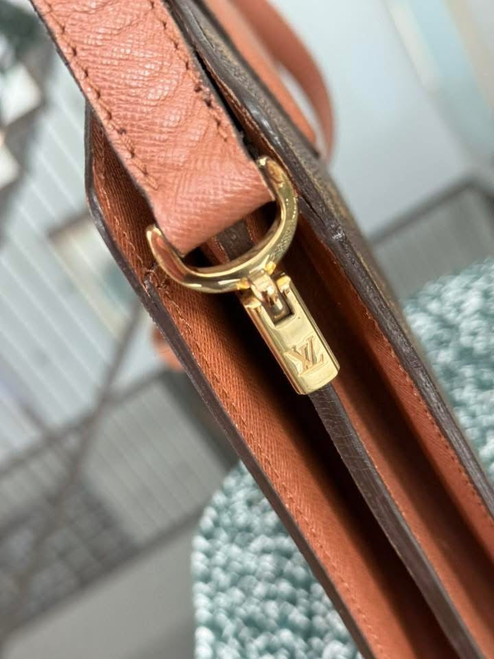 Courcelles Shoulder/ Crossbody bag 📅 Year: 1997
