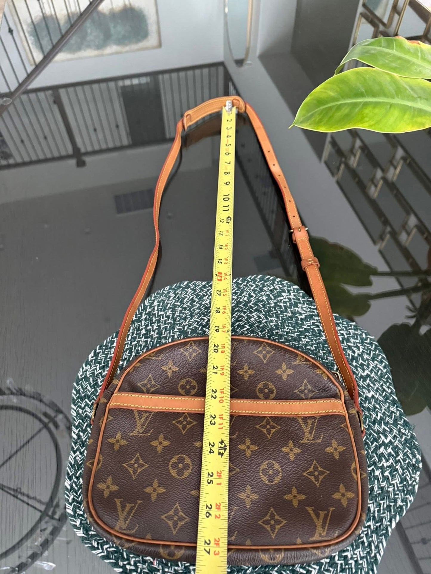 Senlis Crossbody - 🗓️ Year: 1991