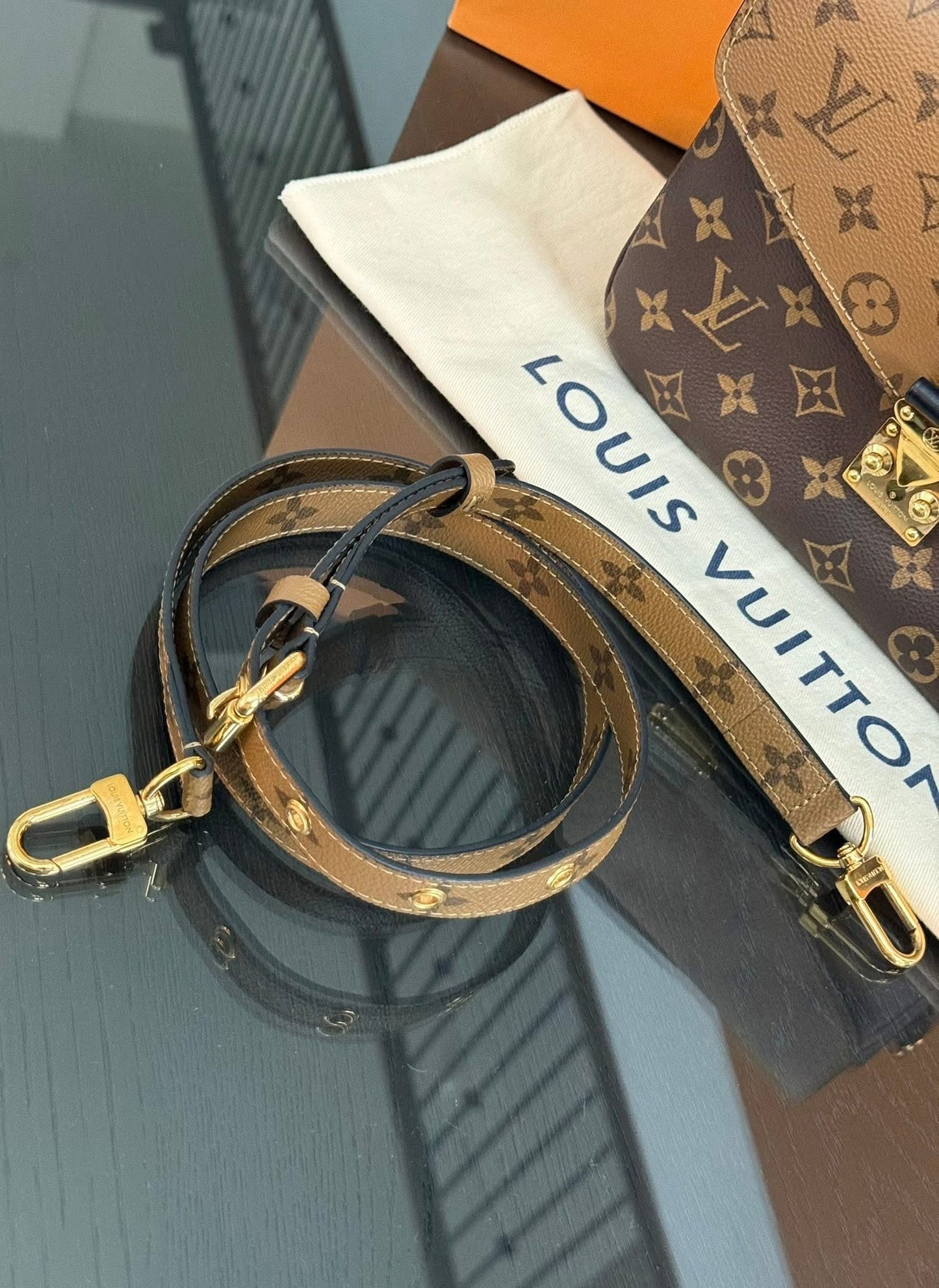 Pochette Metis Reverse in Monogram with Original Strap, Box, Dustbag and Paper bag 🗓️ Year 2019