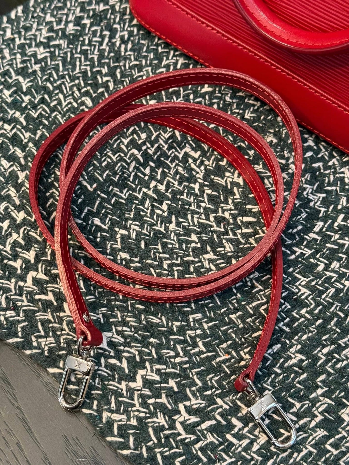 Alma BB in Epi Red with Clochette, Lock 🔐 keys, Original Strap, Dustbag and Insert Organizer 🗓️ Year: 2012