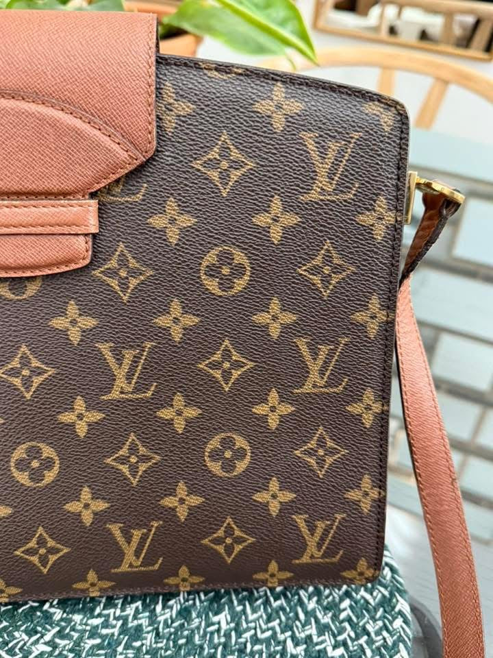 Courcelles Shoulder/ Crossbody bag 📅 Year: 1997