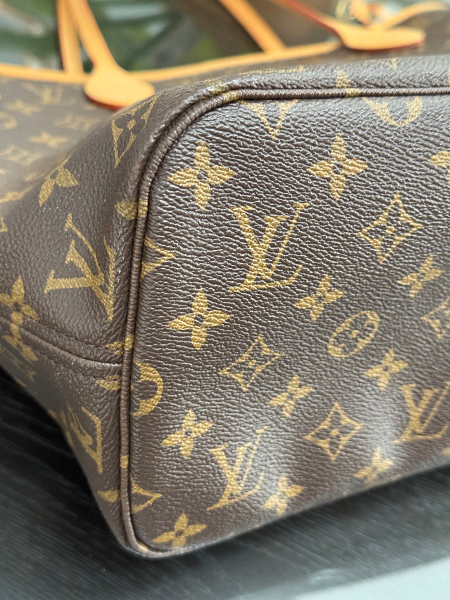 Neverfull MM in Monogram with Dustbag and Insert Organizer 📅 Year: 2017