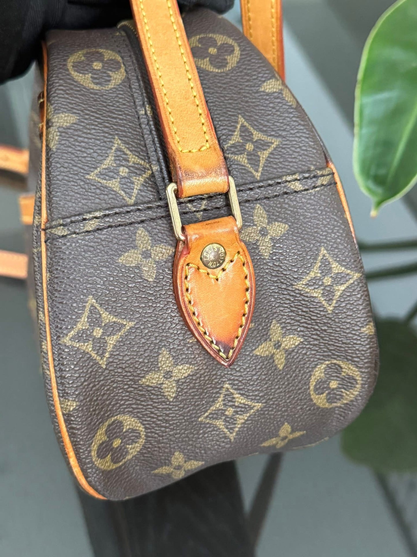 Blois Crossbody -🗓️ Year: 1994