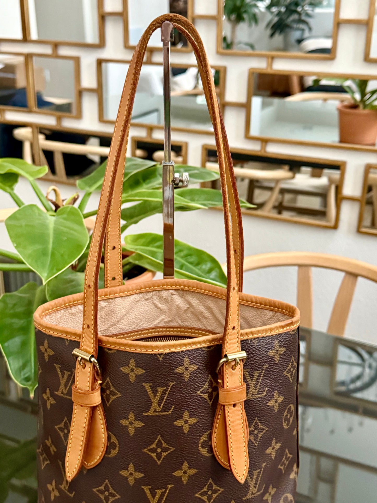 Petite Bucket in Monogram 🗓️ Year: 2000