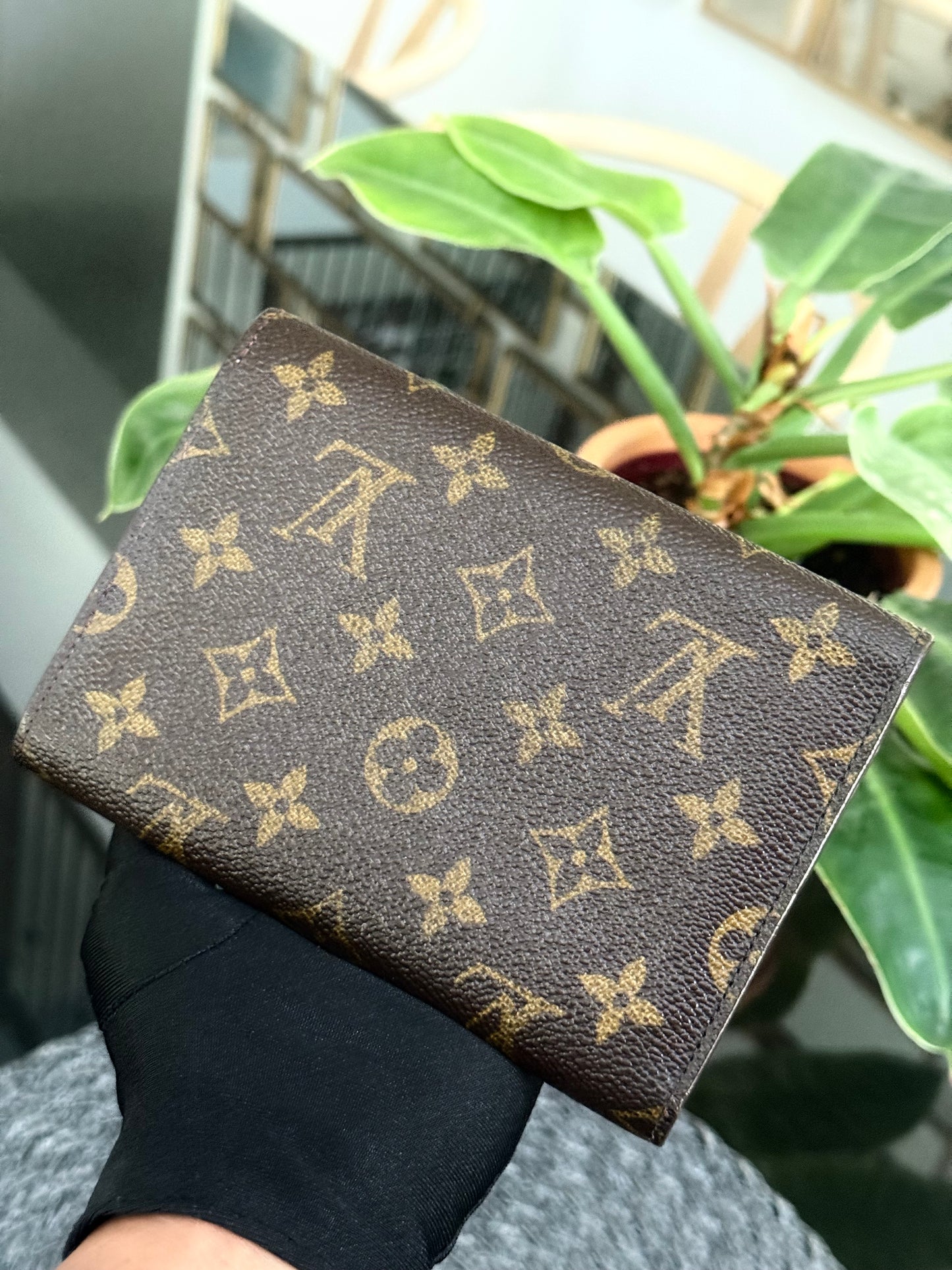 Etui Wallet Passport Holder in Monogram with 6 Cardholders 🗓️ Year: 1998