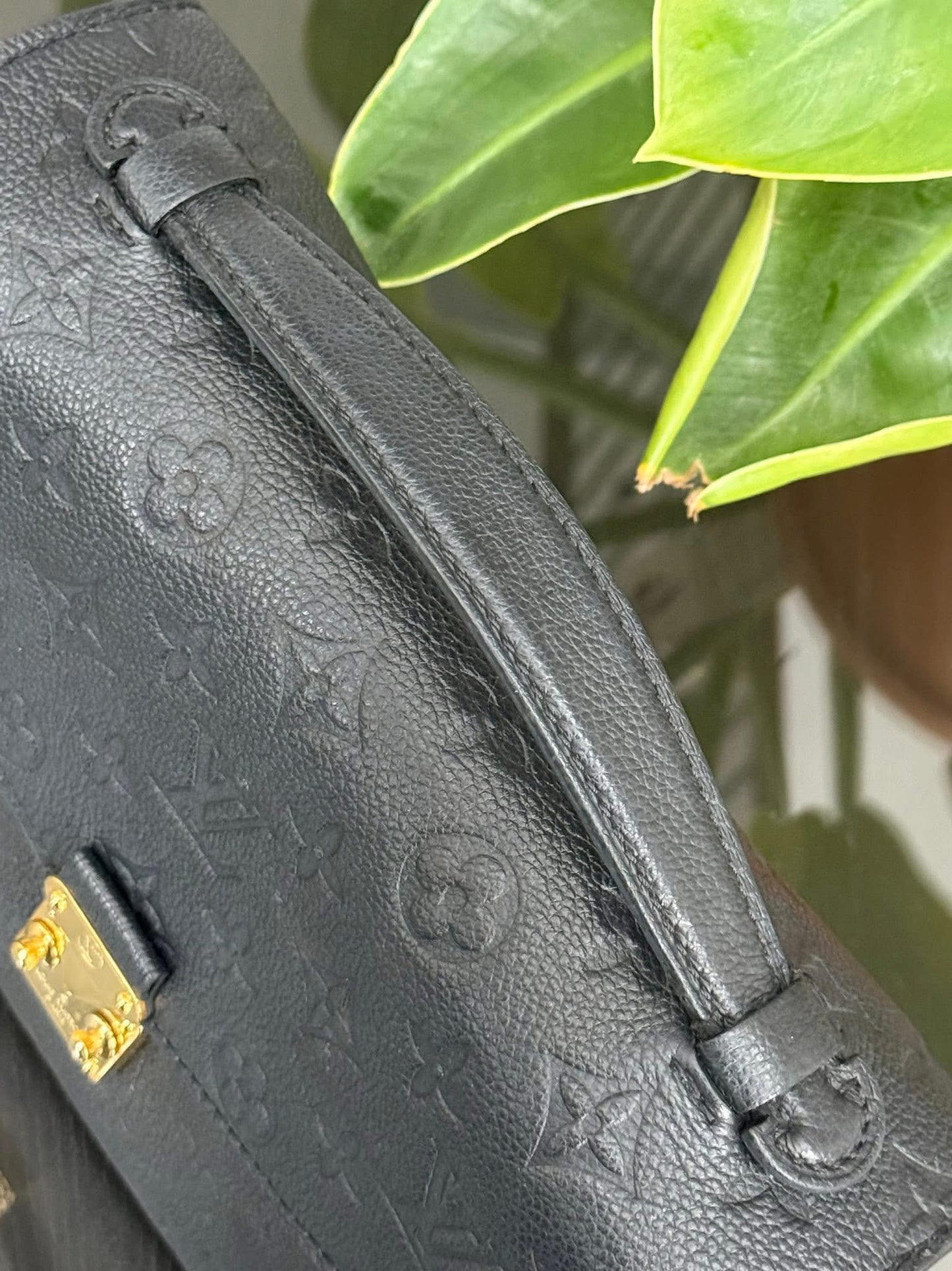 Pochette Metis Empreinte Noir in Black (Microchipped with Complete Inclusions) 💐🌸