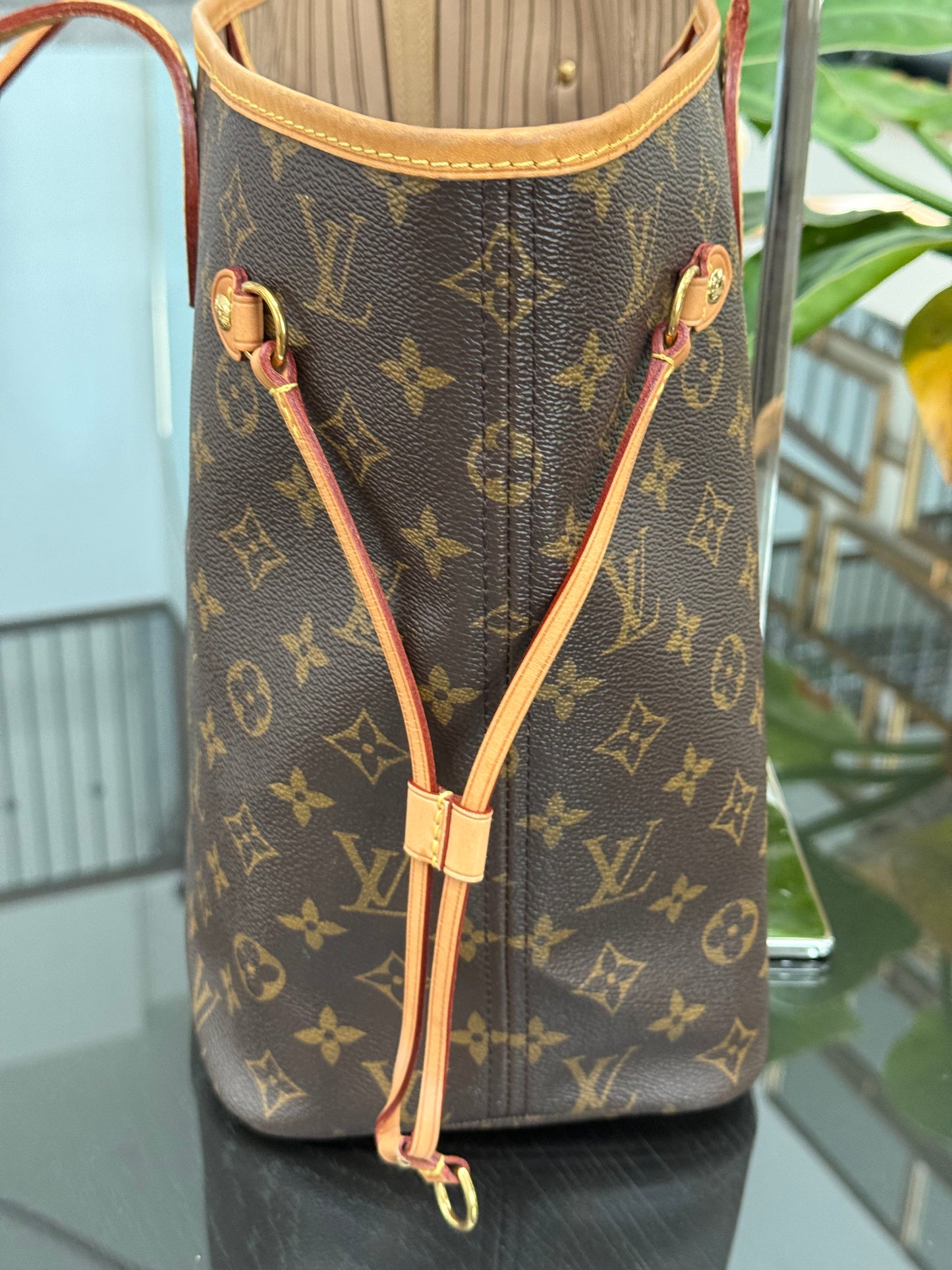 Neverfull MM in Monogram with Dustbag and Insert Organizer 📅 Year: 2017