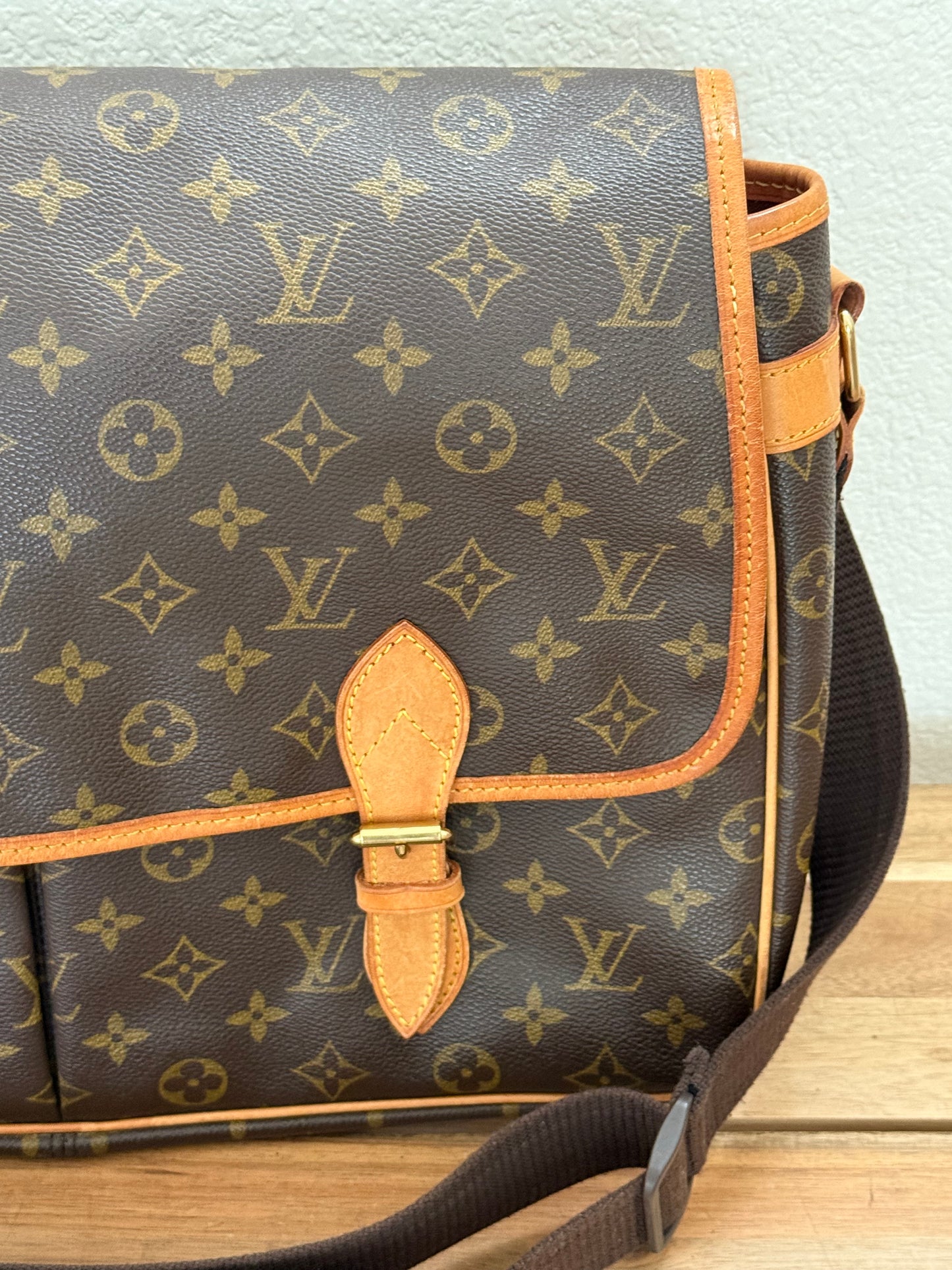 Gibeciere GM Crossbody - 📅 Year: 1997
