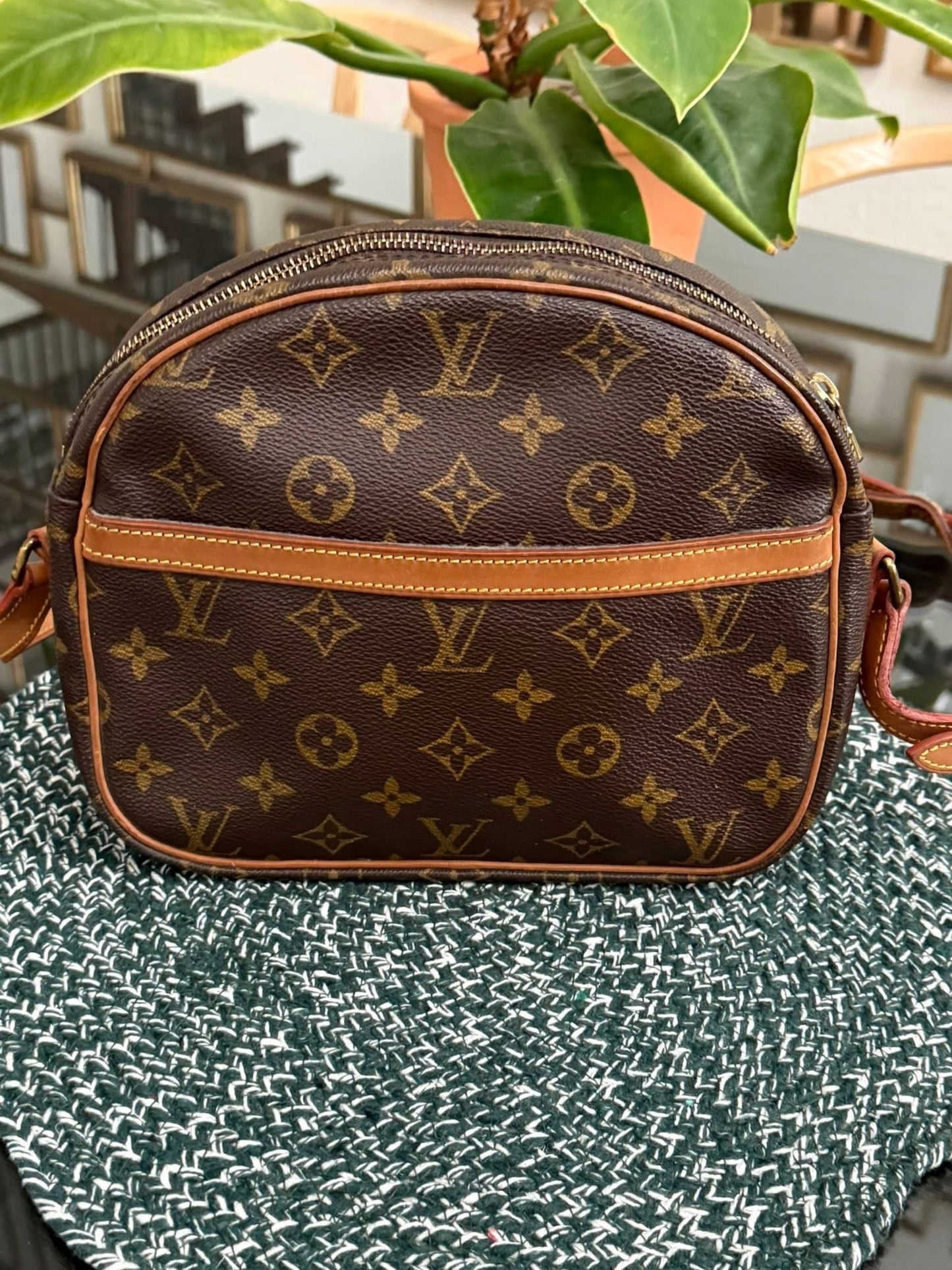 Senlis Crossbody - 🗓️ Year: 1991
