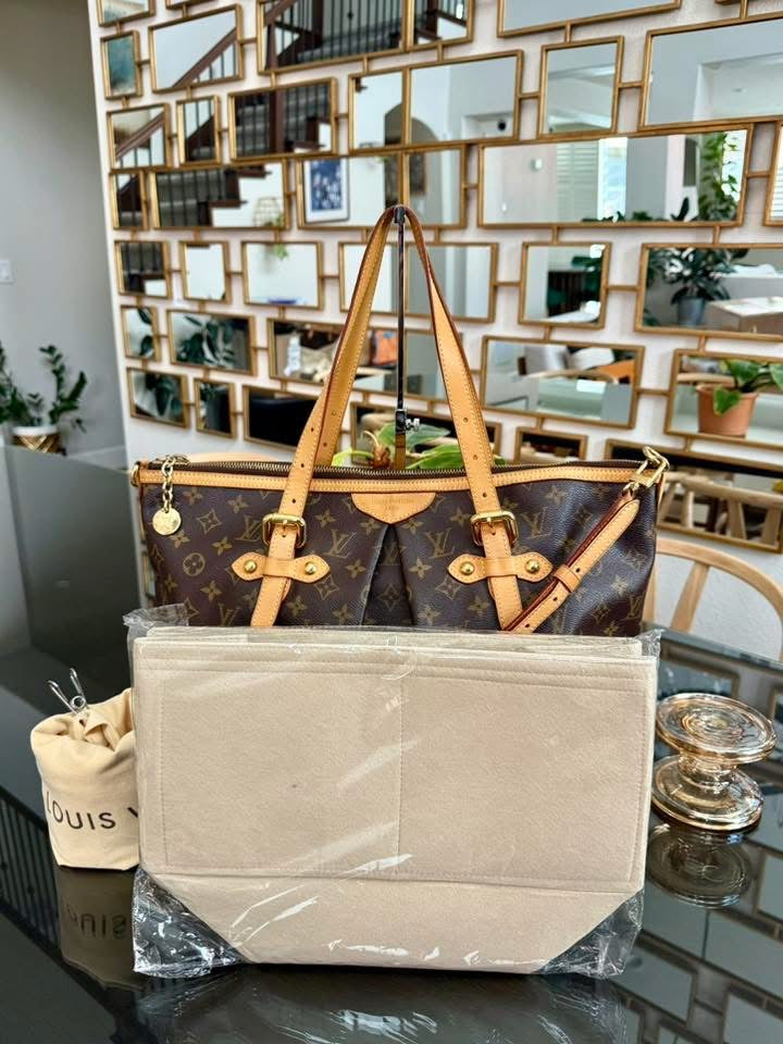 Palermo GM with Original Strap. Dustbag and Insert Organizer 🌺
Year: 2009