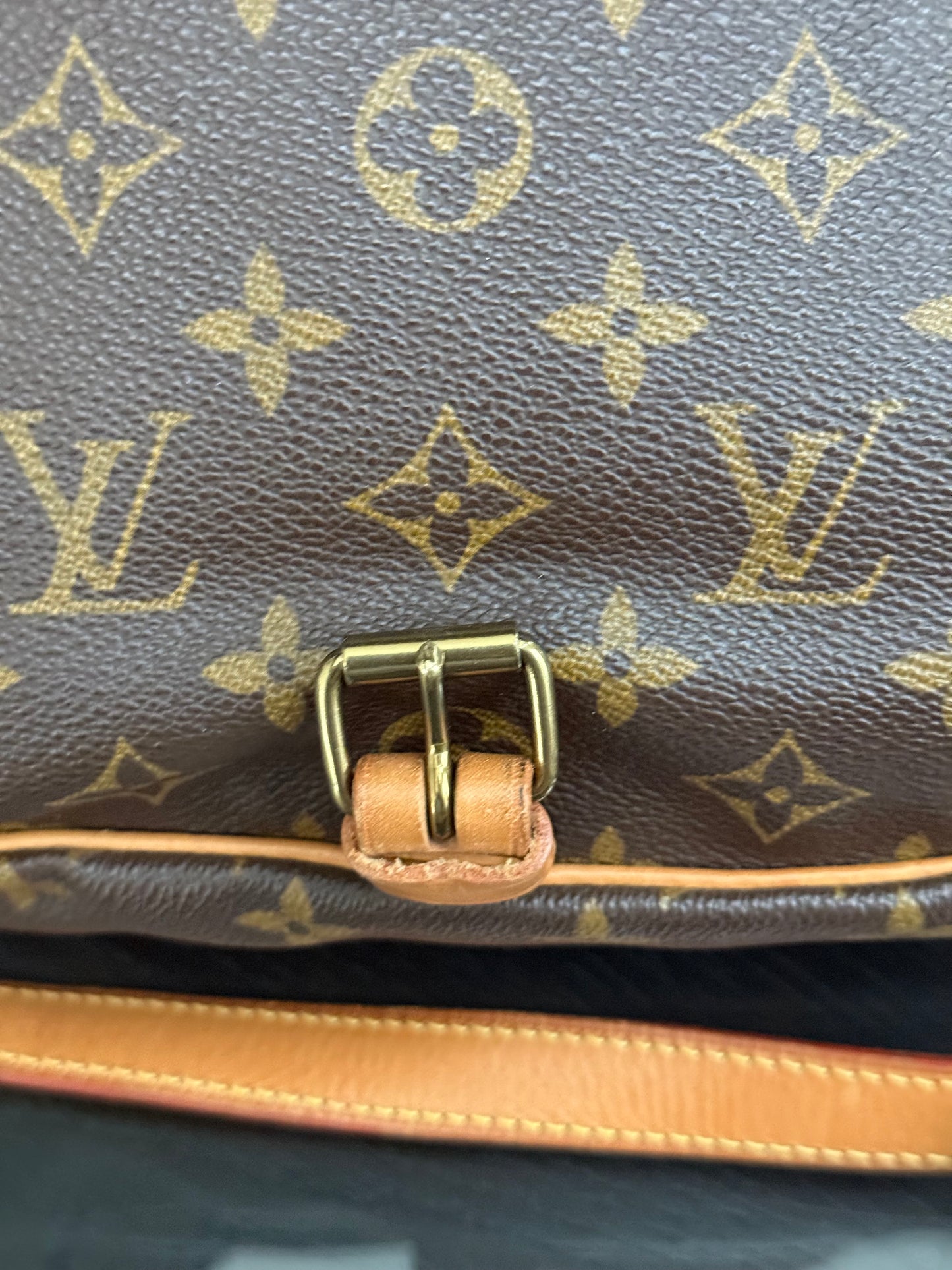 Saumur 30 Crossbody 🌺 Year: 1989