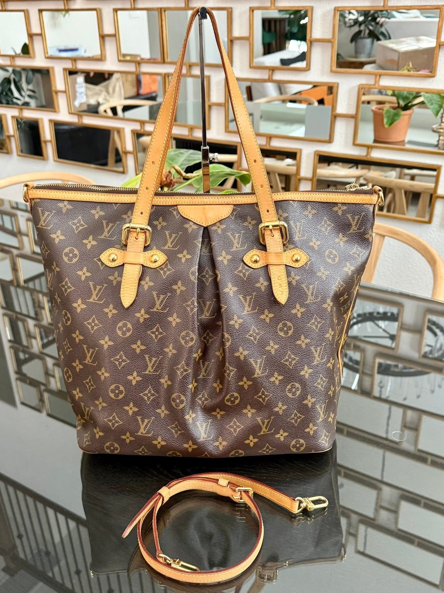 Palermo GM with Original Strap. Dustbag and Insert Organizer 🌺
Year: 2009