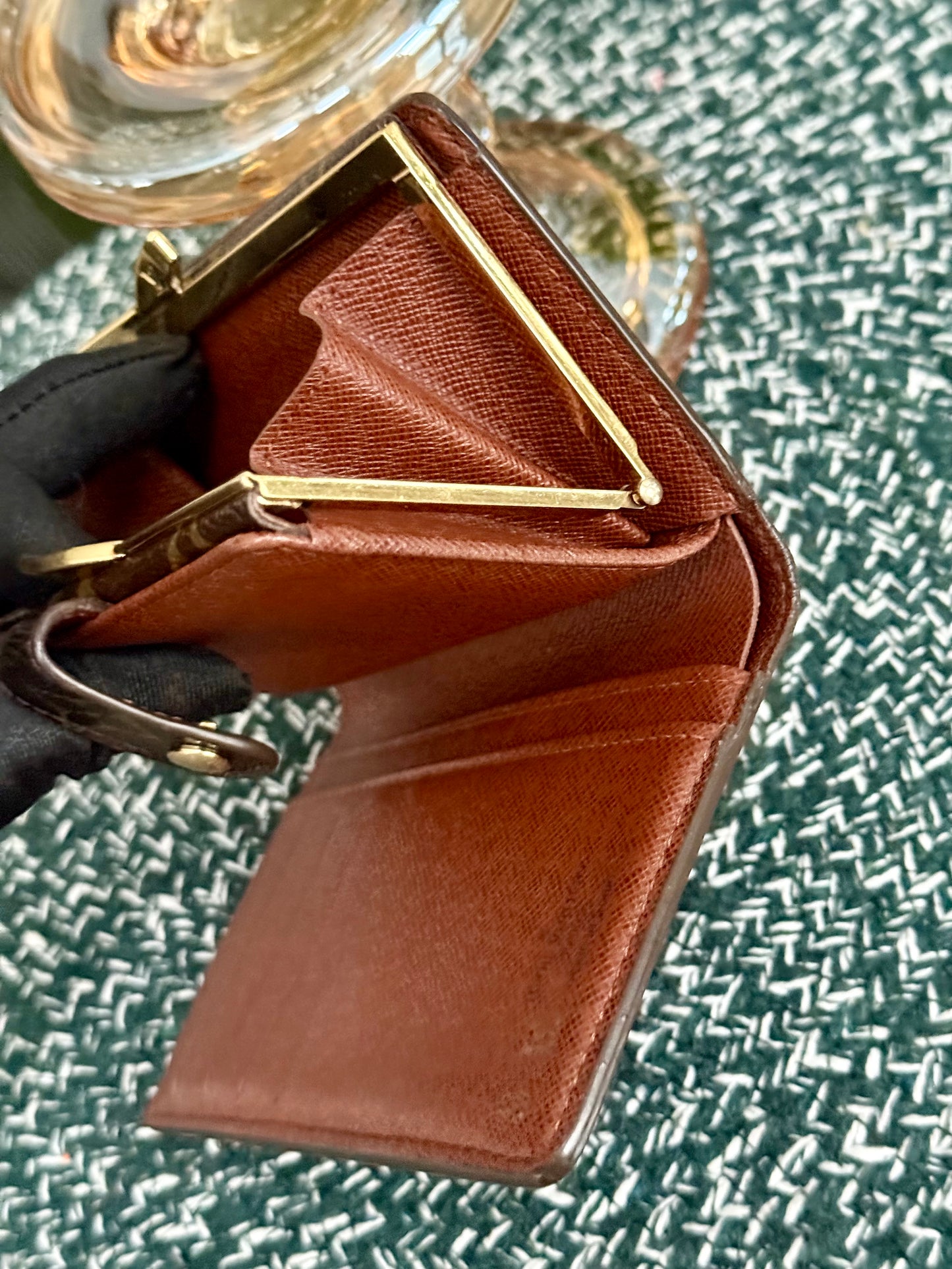 Kisslock Wallet in Monogram 🗓️ Year: 2001