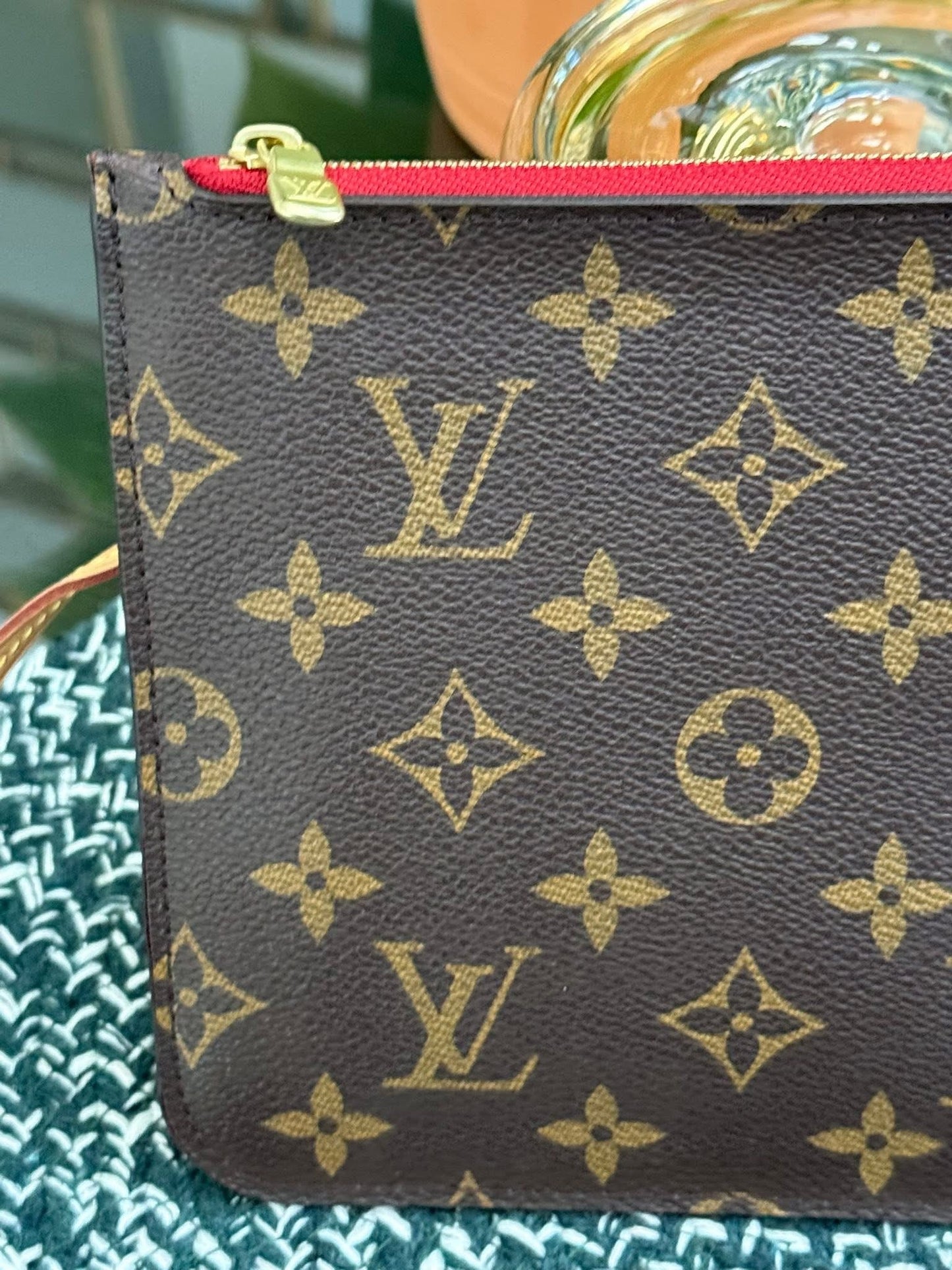 Neverfull MM/GM Pouch in Cerise interior -🗓️ Year: 2017