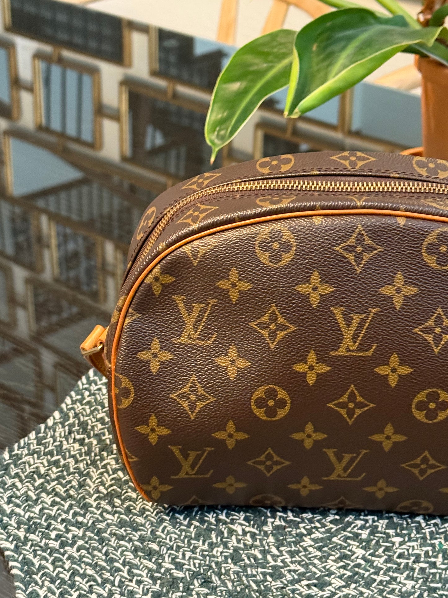 Blois Crossbody -🗓️ Year: 1995