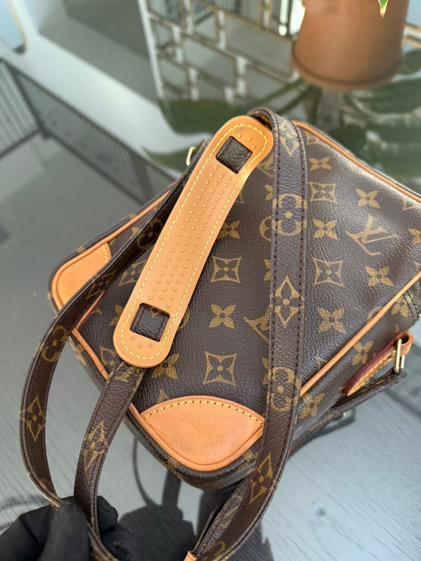 Amazon Crossbody Bag 🗓️ Year: 2000