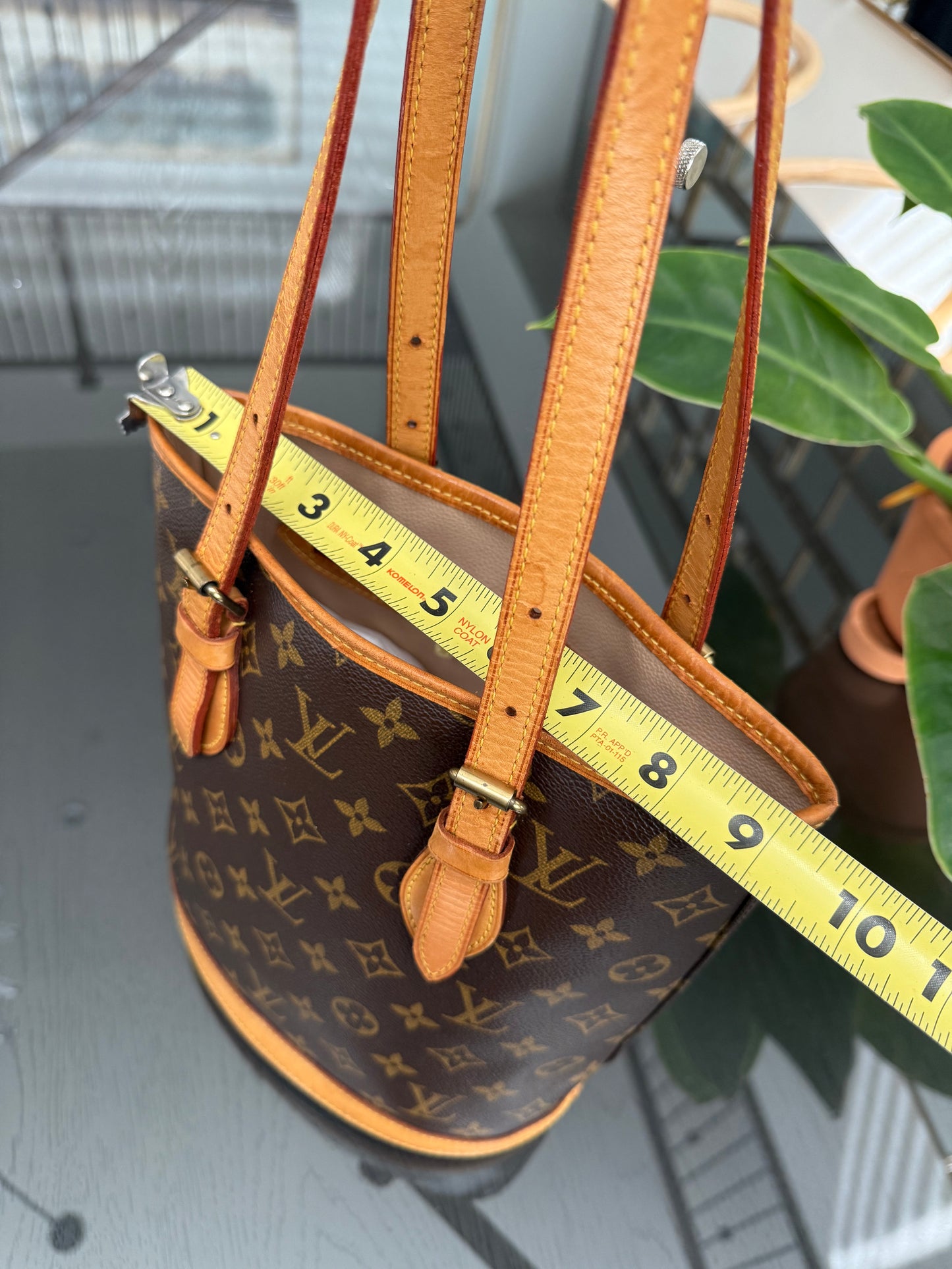 Petite Bucket in Monogram 🗓️ Year: 2003