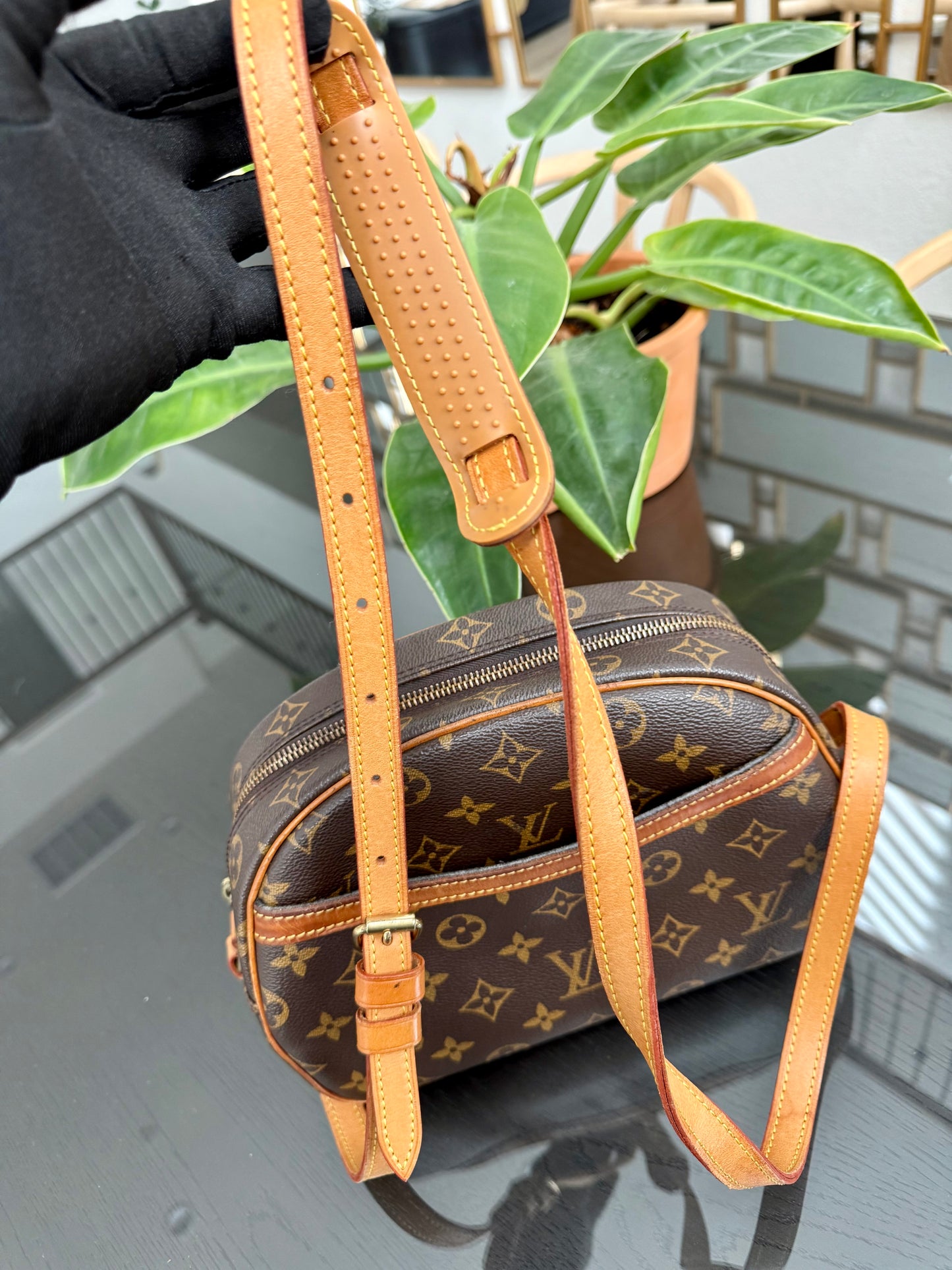 Blois Crossbody -🗓️ Year: 1995