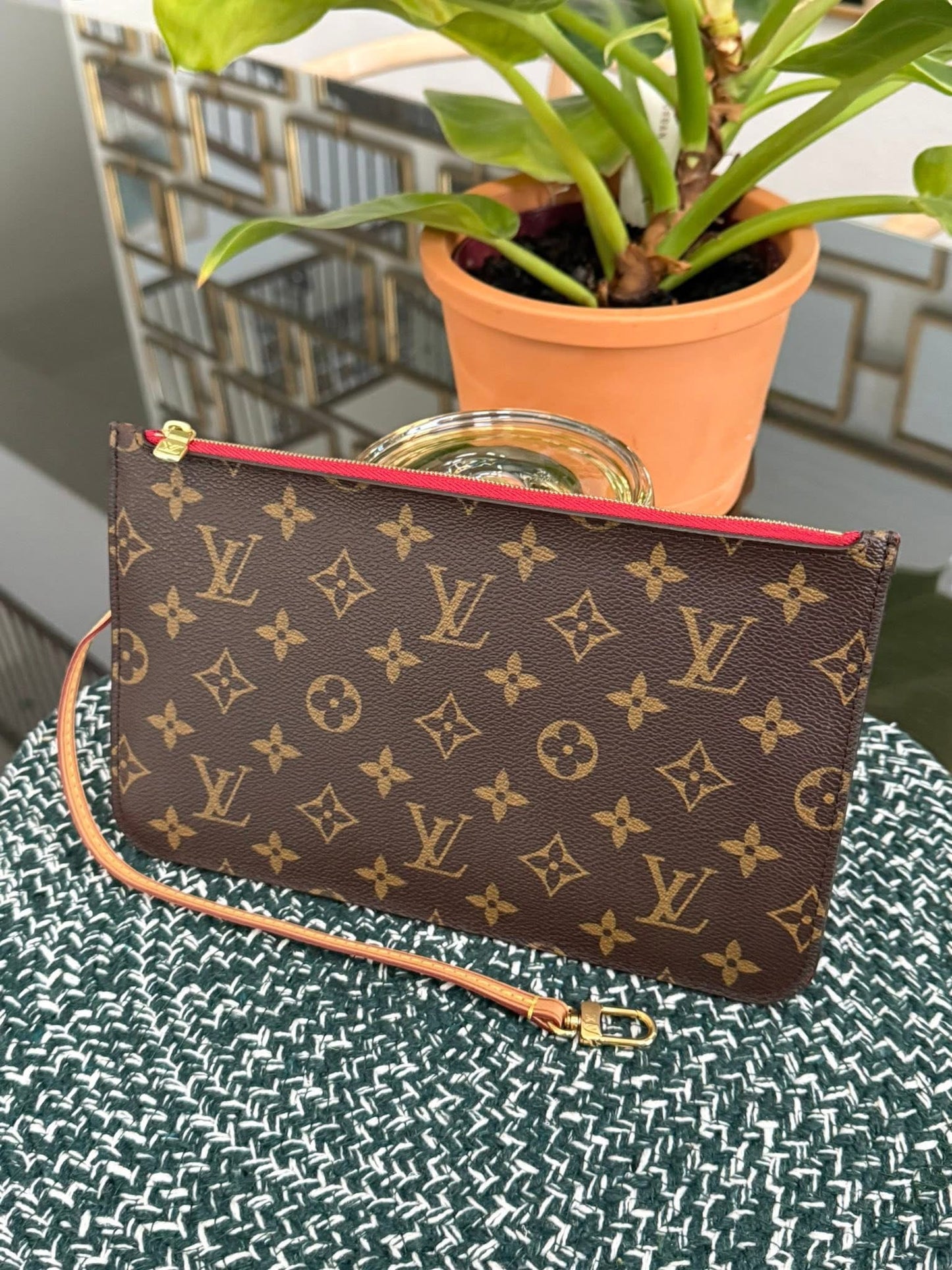 Neverfull MM/GM Pouch in Cerise interior -🗓️ Year: 2017
