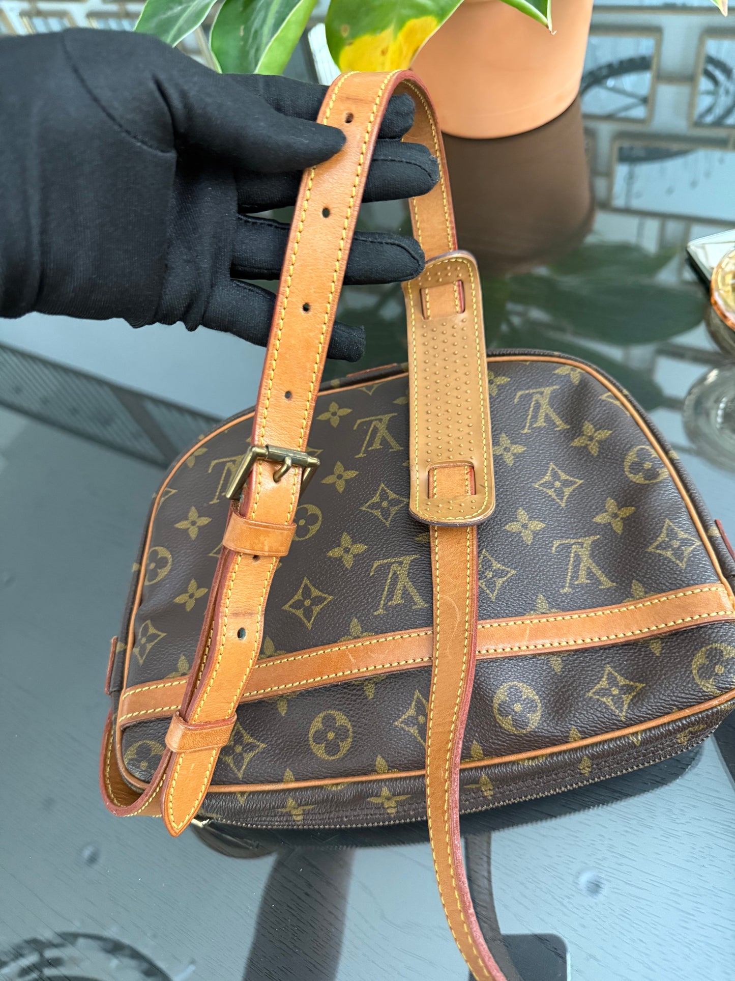 Jeaunefille GM Crossbody 📅 Year: 1989