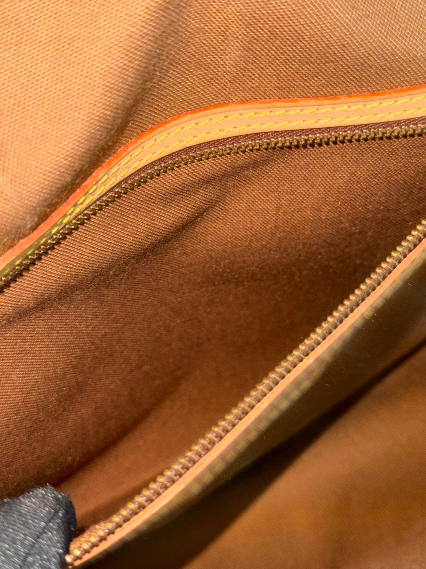 Gibeciere GM Messenger/ Crossbody Bag 📅 Year: 1994