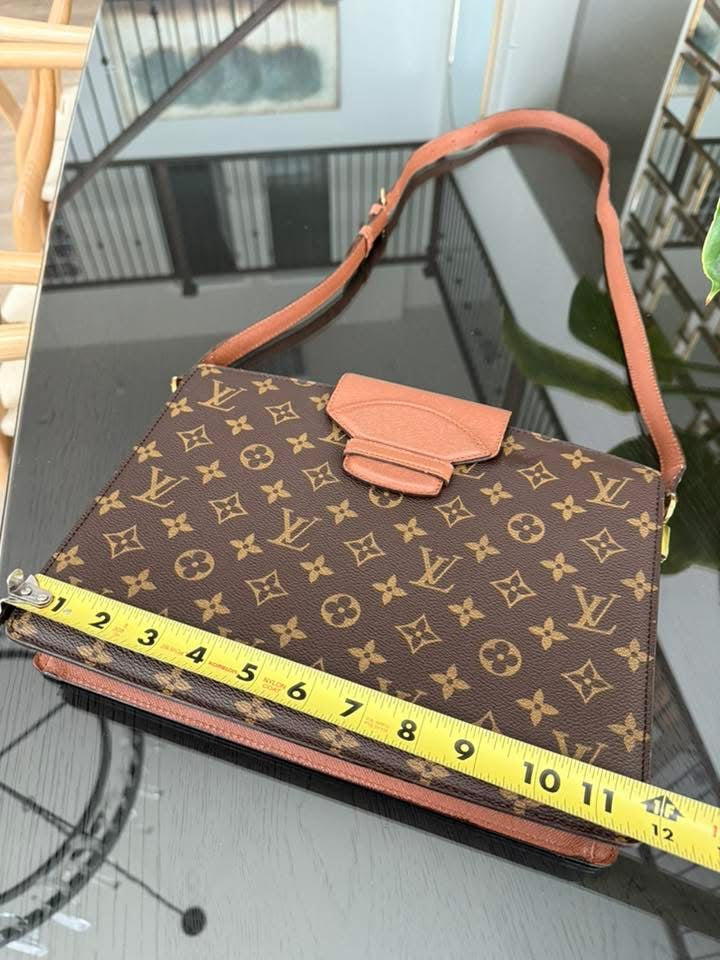 Courcelles Shoulder/ Crossbody bag 📅 Year: 1997