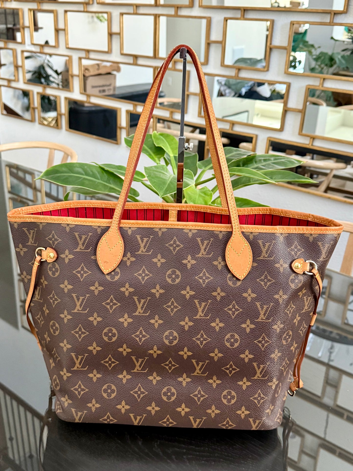 Neverfull MM in Cerise/ Red interior with Dustbag 📅 Year: 2018