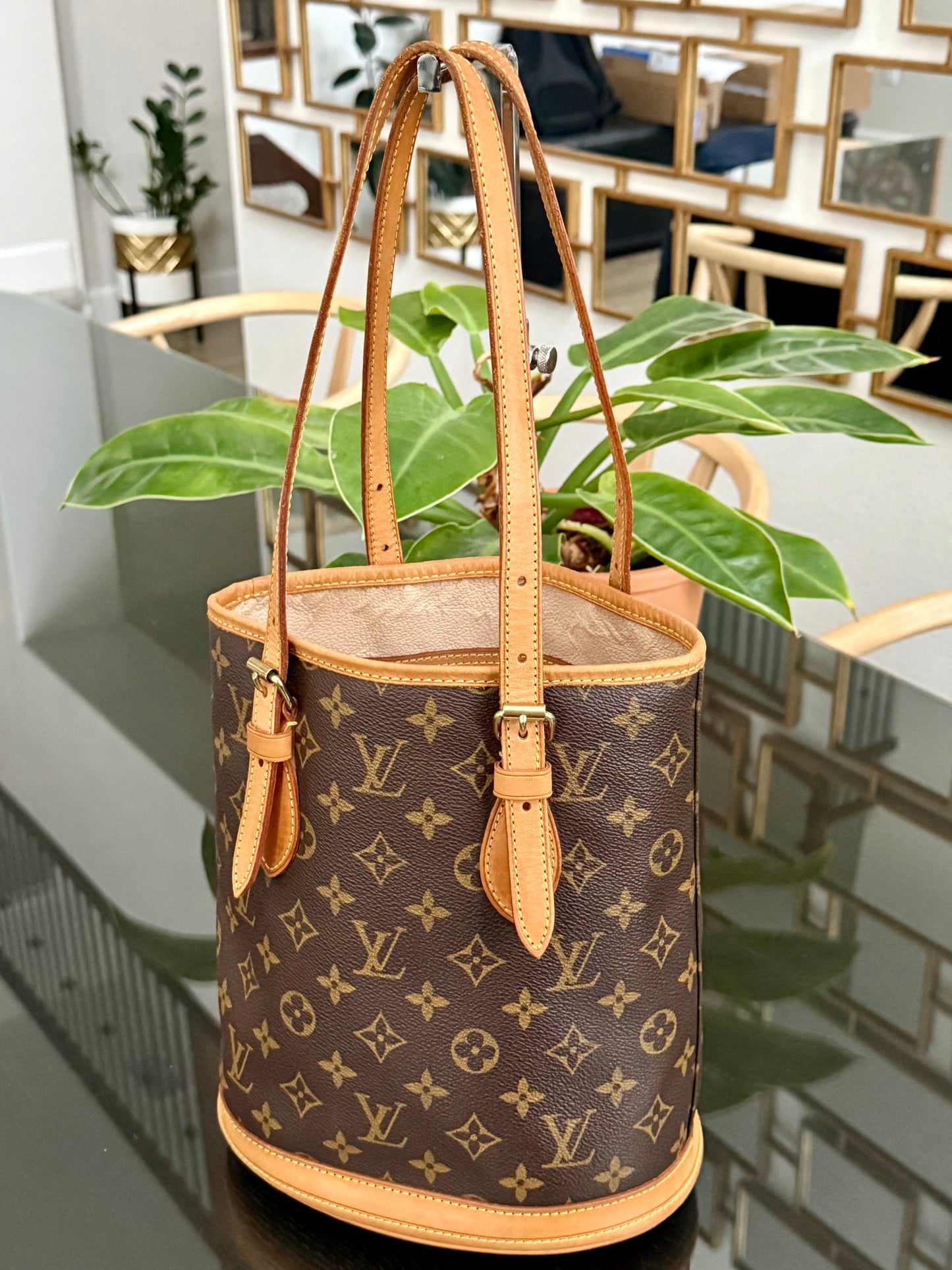 Petite Bucket in Monogram 🗓️ Year: 2000
