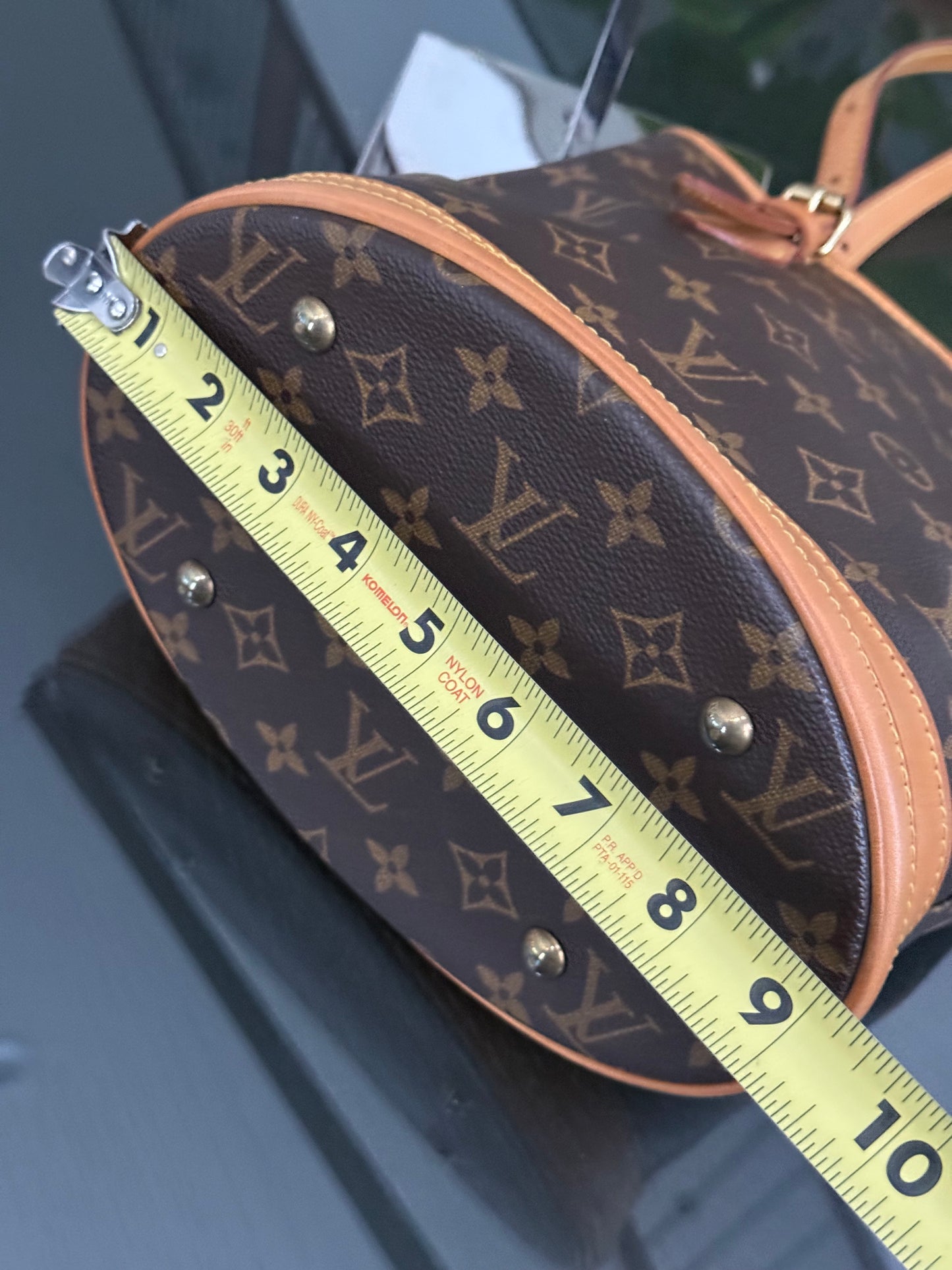 Petite Bucket in Monogram 🗓️ Year: 2000