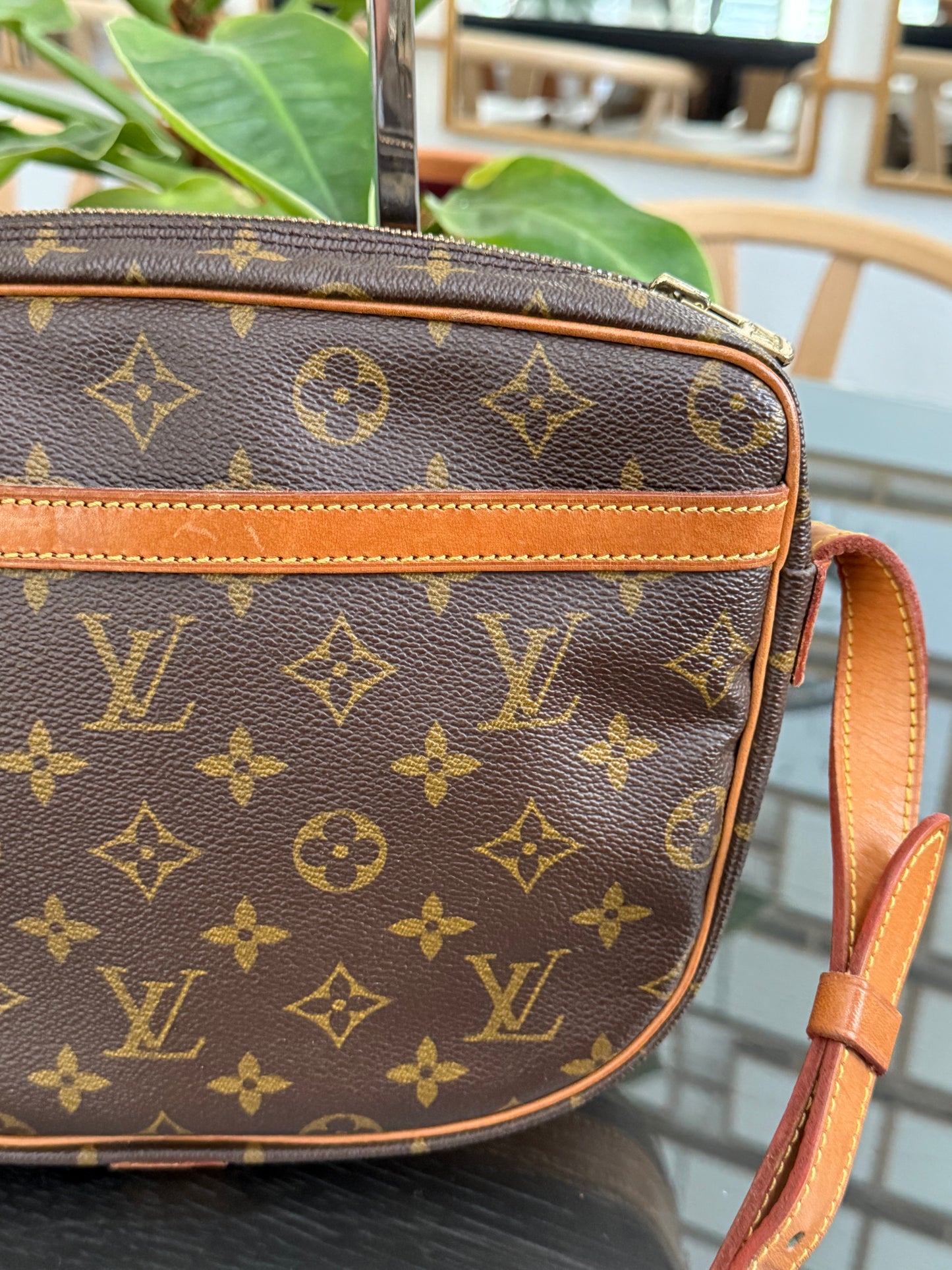 Jeaunefille GM Crossbody 📅 Year: 1989