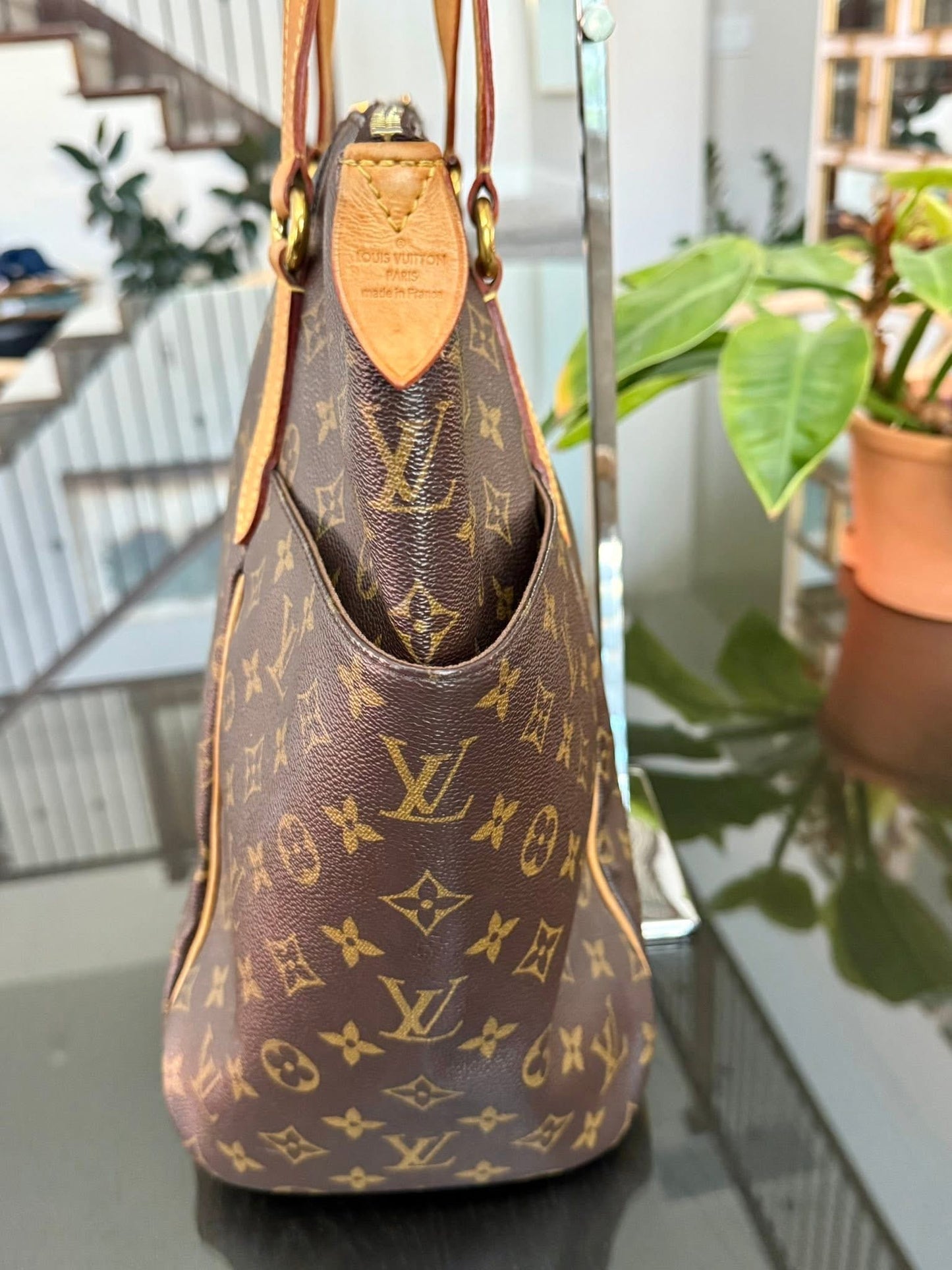 Totally GM in Monogram with Dustbag and Non branded Twilly 📅 Year: 2015