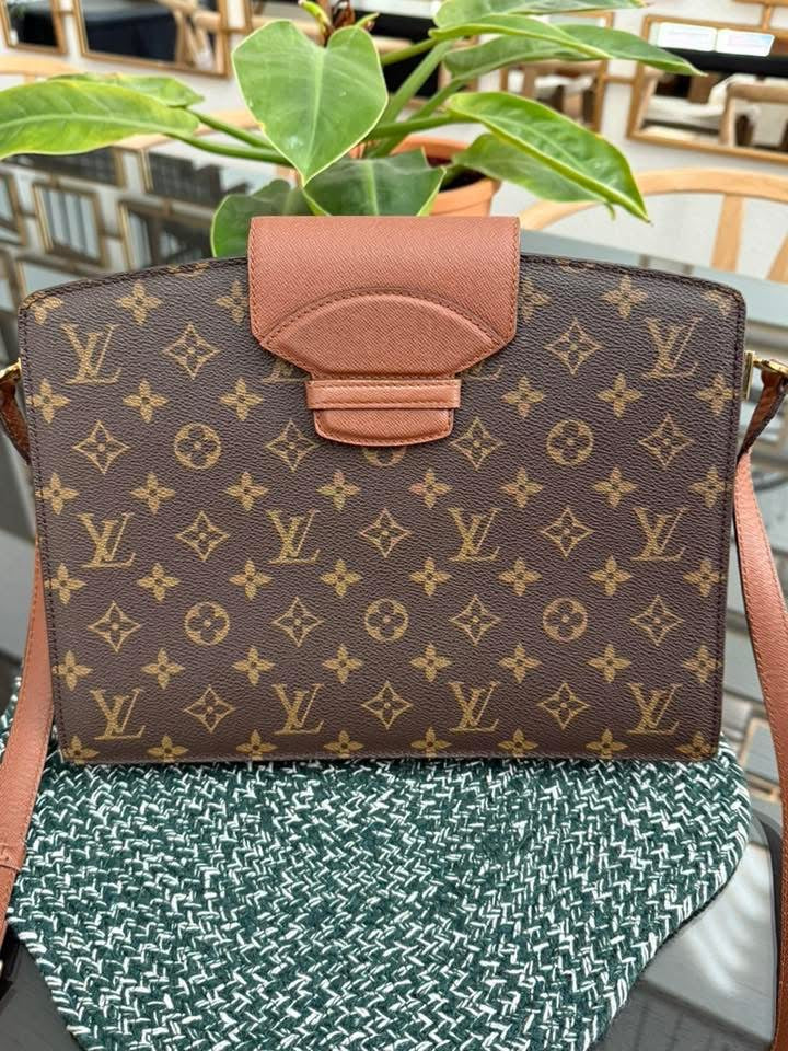 Courcelles Shoulder/ Crossbody bag 📅 Year: 1997