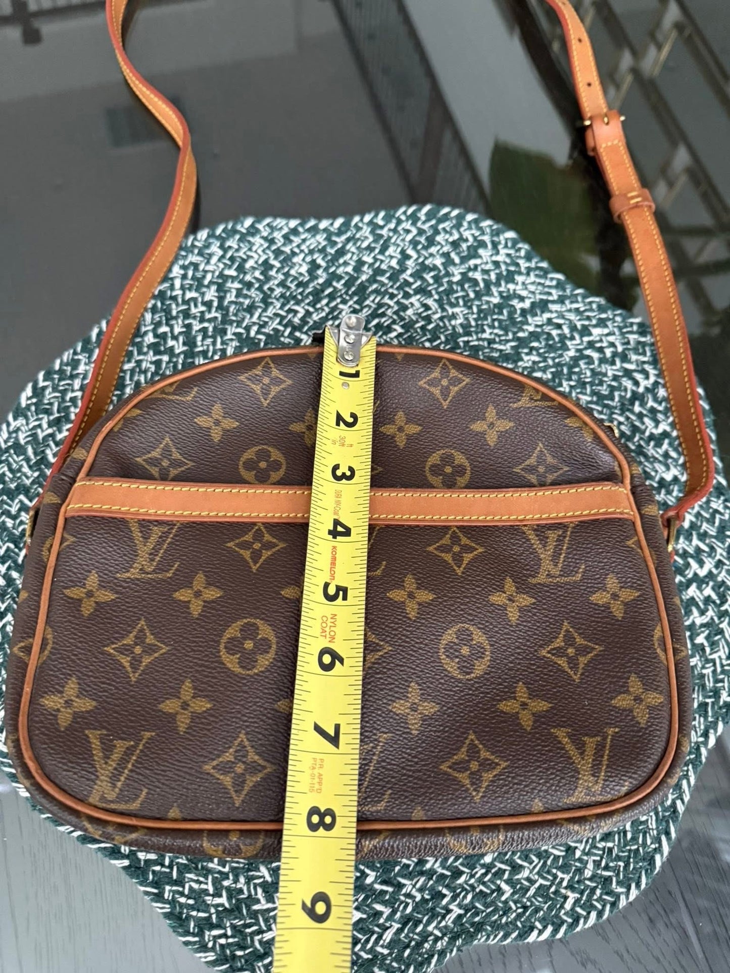 Senlis Crossbody - 🗓️ Year: 1991