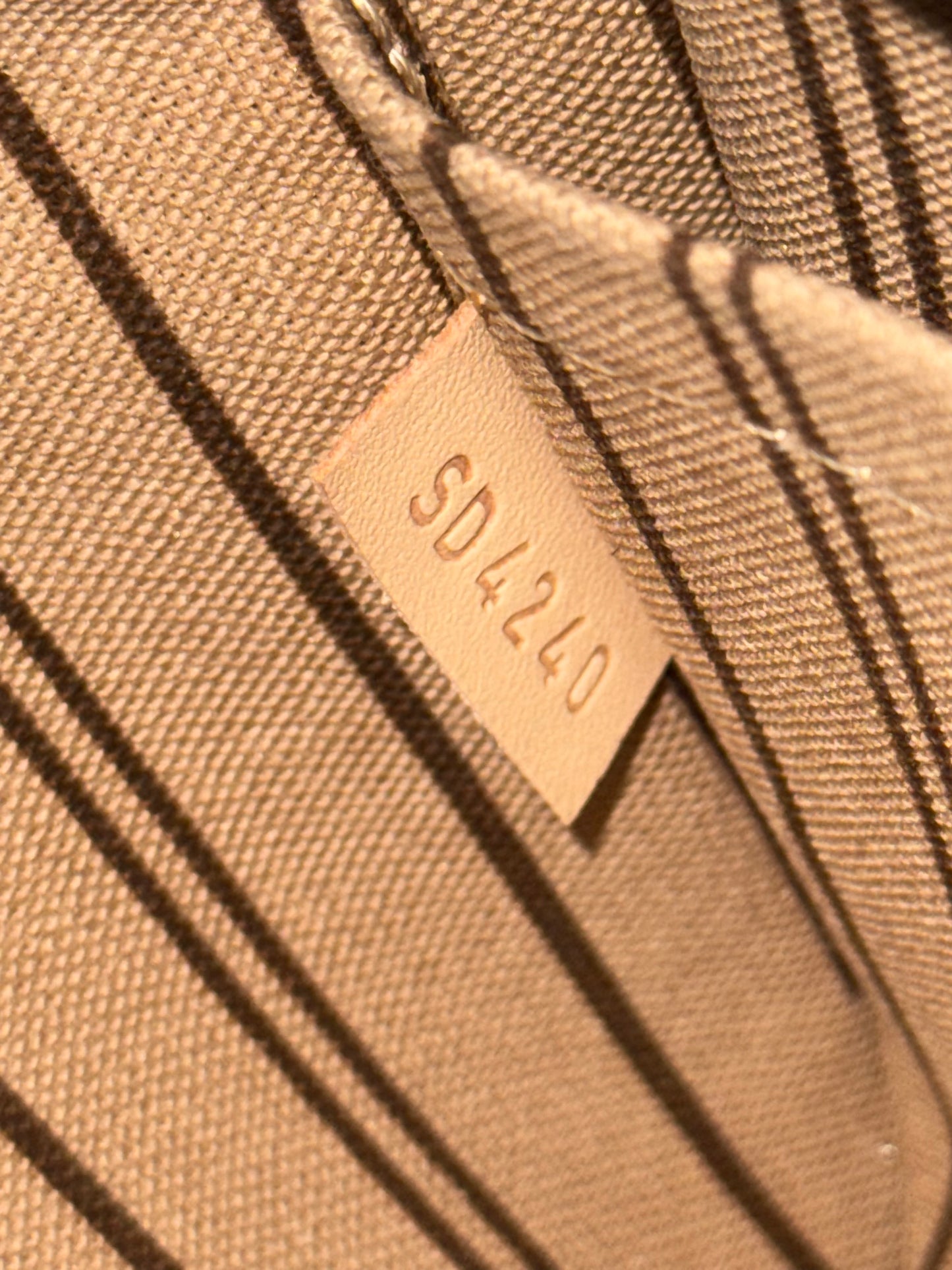 Neverfull MM/ GM Pouch with Wriststrap 🗓️ Year: 2020